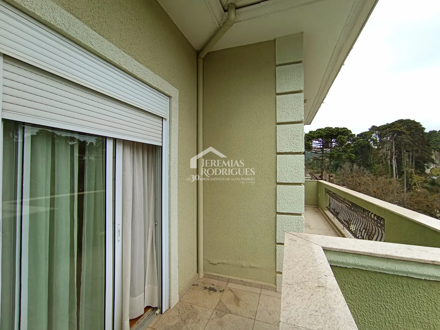 Apartamento duplex à venda com 4 suítes, 401 m² no Condomínio Chateau D Amboise em Campos do Jordão/SP.