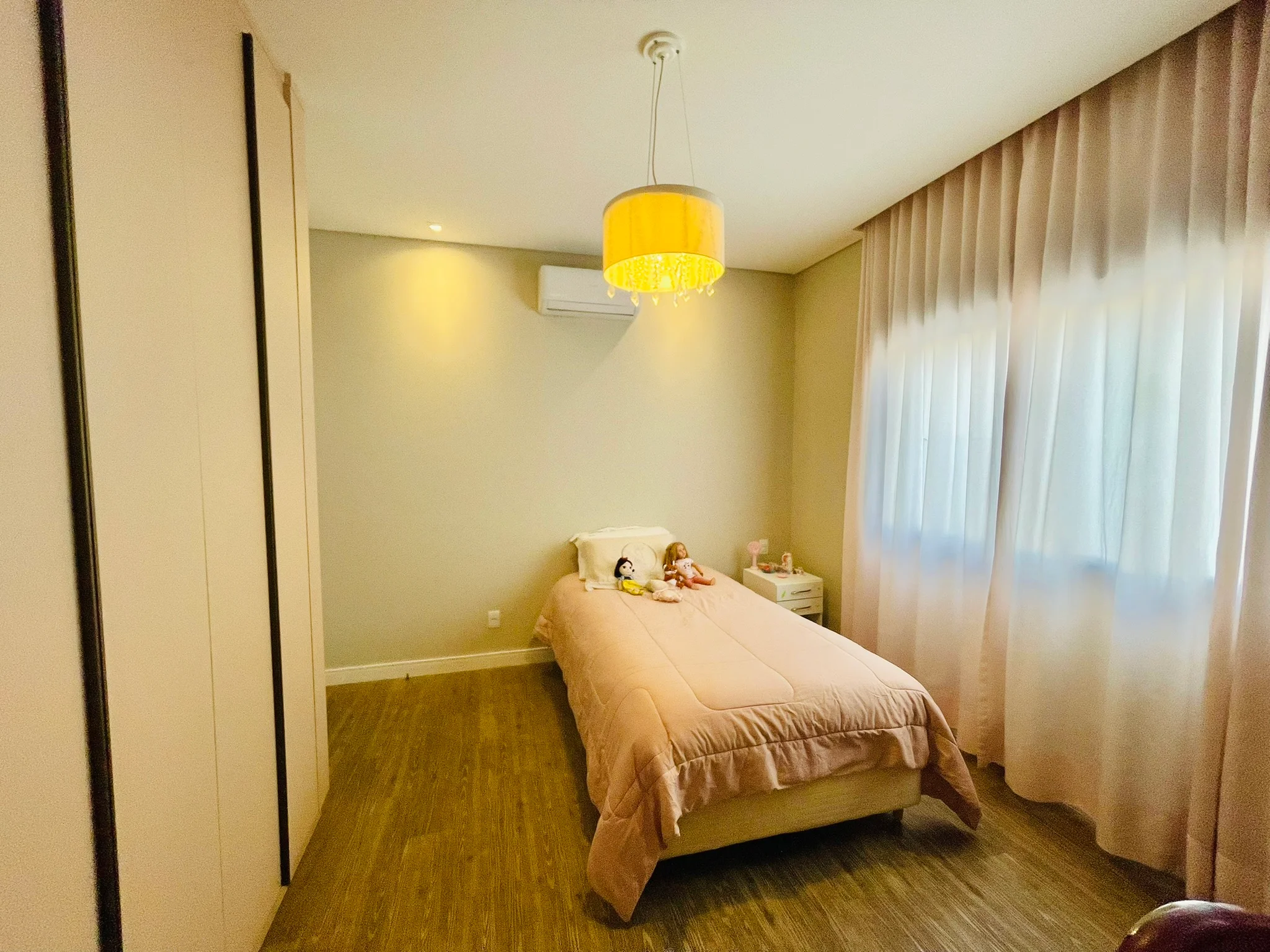 Casa à venda com 4 suítes no Condomínio Tecoara em Taubaté/SP.
