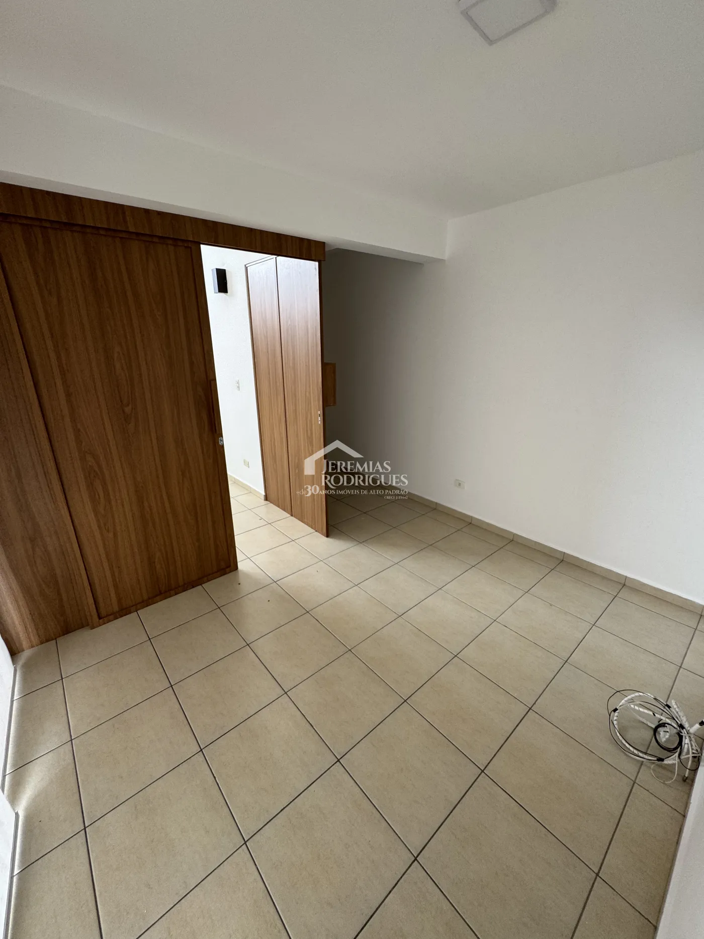 Casa para locação no Condomínio Colonial Village I em Pindamonhangaba/SP.