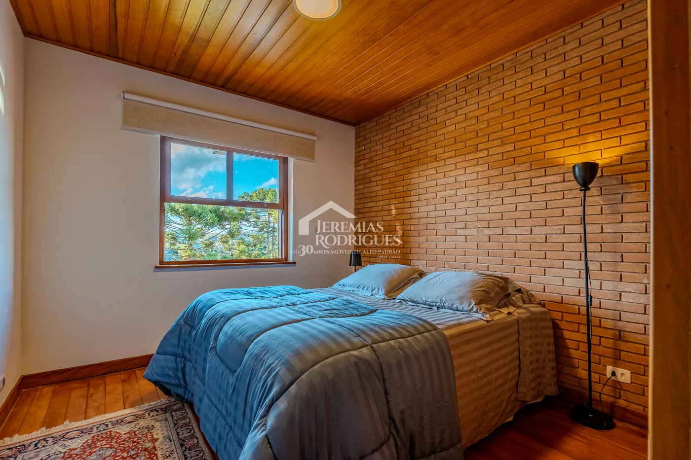 Casa à venda com 3 dormitórios, no bairro Vila Belvedere em Campos do Jordão/SP.