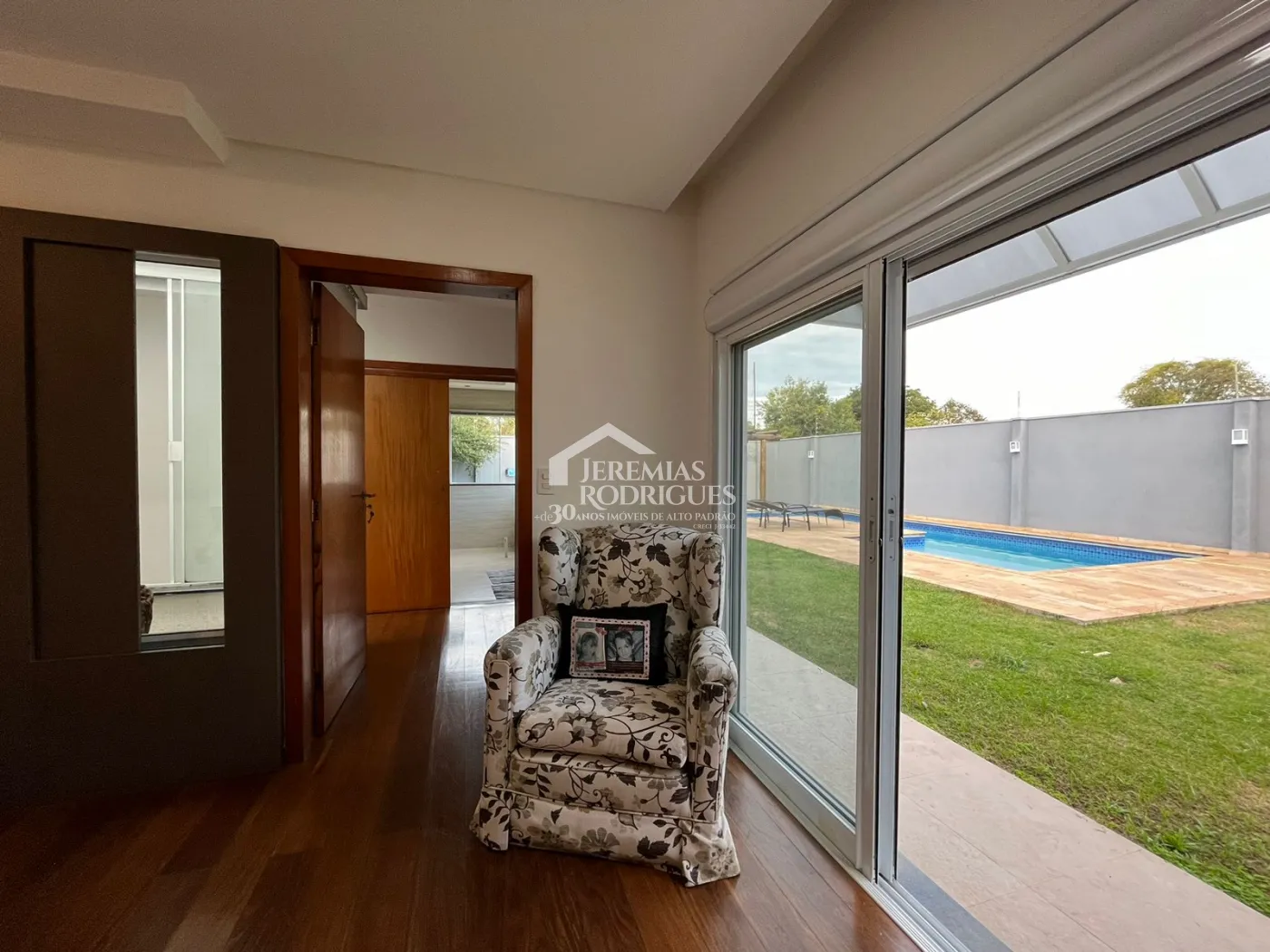 Casa assobradada à venda com 4 dormitórios no Condomínio Residencial Eldorado, em Tremembé/SP.