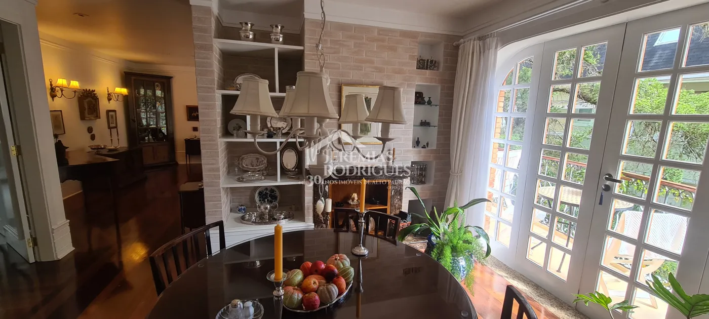 Apartamento à venda com 4 suítes no Edifício Evergreen em Campos do Jordão/SP