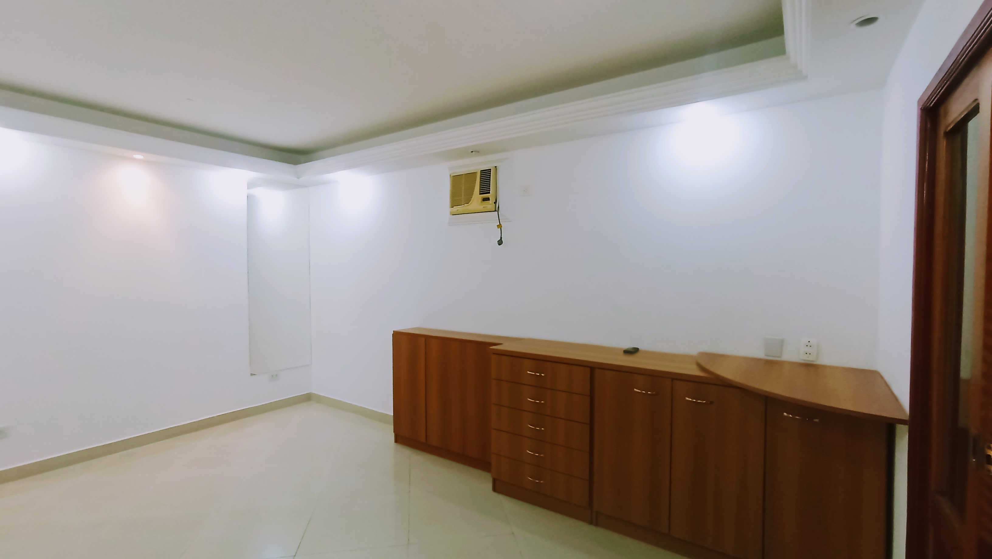 Casa à venda com 3 dormitórios no Condomínio Taubaté Village em Taubaté/SP.