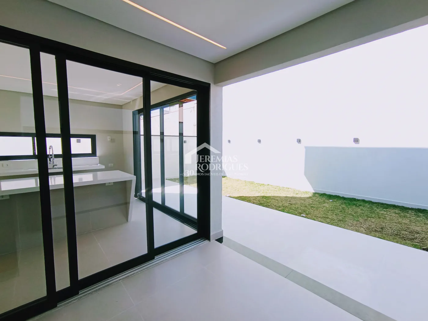 Casa à venda com 3 dormitórios no Condomínio Malibu em Caçapava/SP.