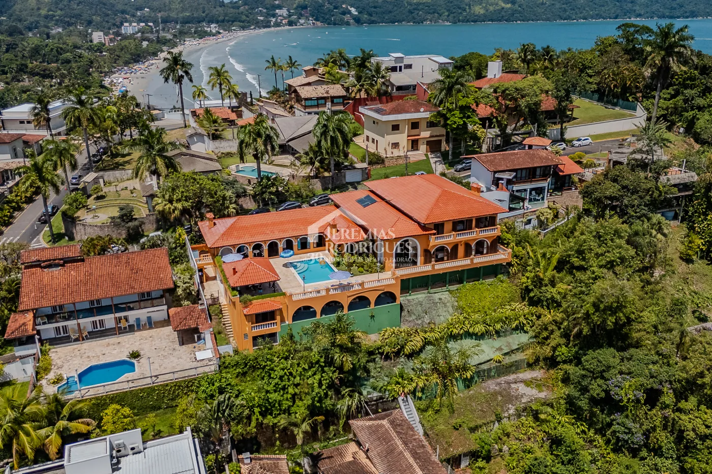 Mansão à venda com 7suítes no Condomínio Santa Rita em Ubatuba/SP.