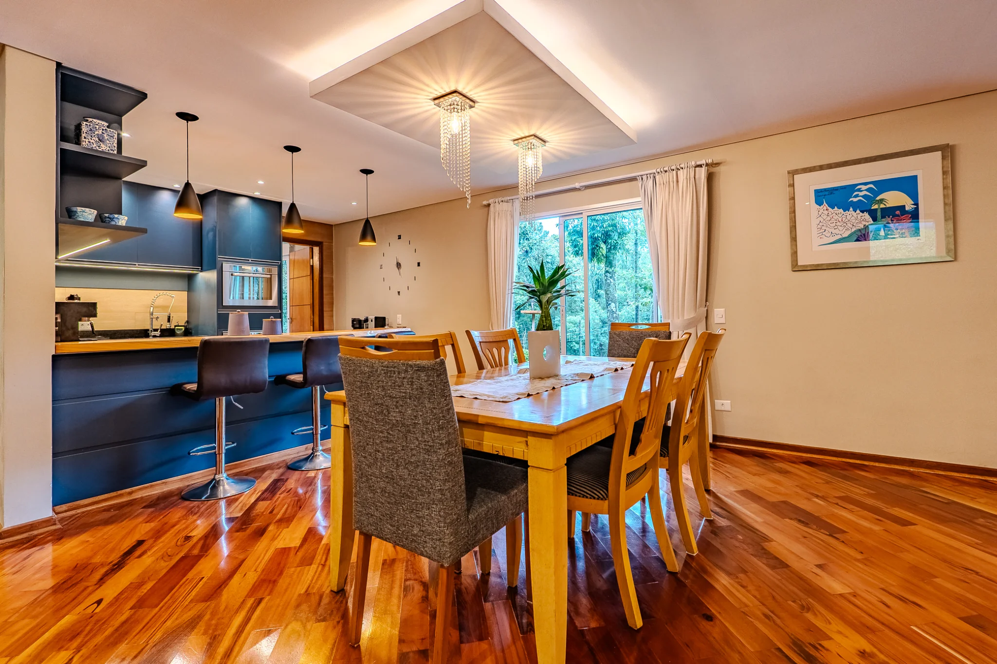 Casa à venda com 4 suítes no Parque Pedra do Baú em Campos do Jordão/SP. 