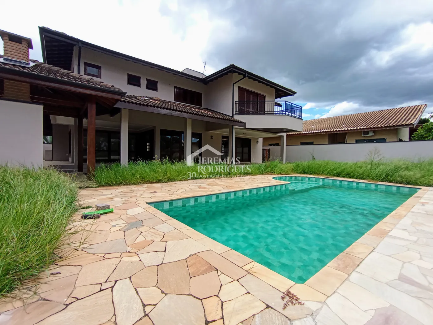 Casa à venda e locação com 4 suítes no Condomínio Colonial Village I em Pindamonhangaba/SP.