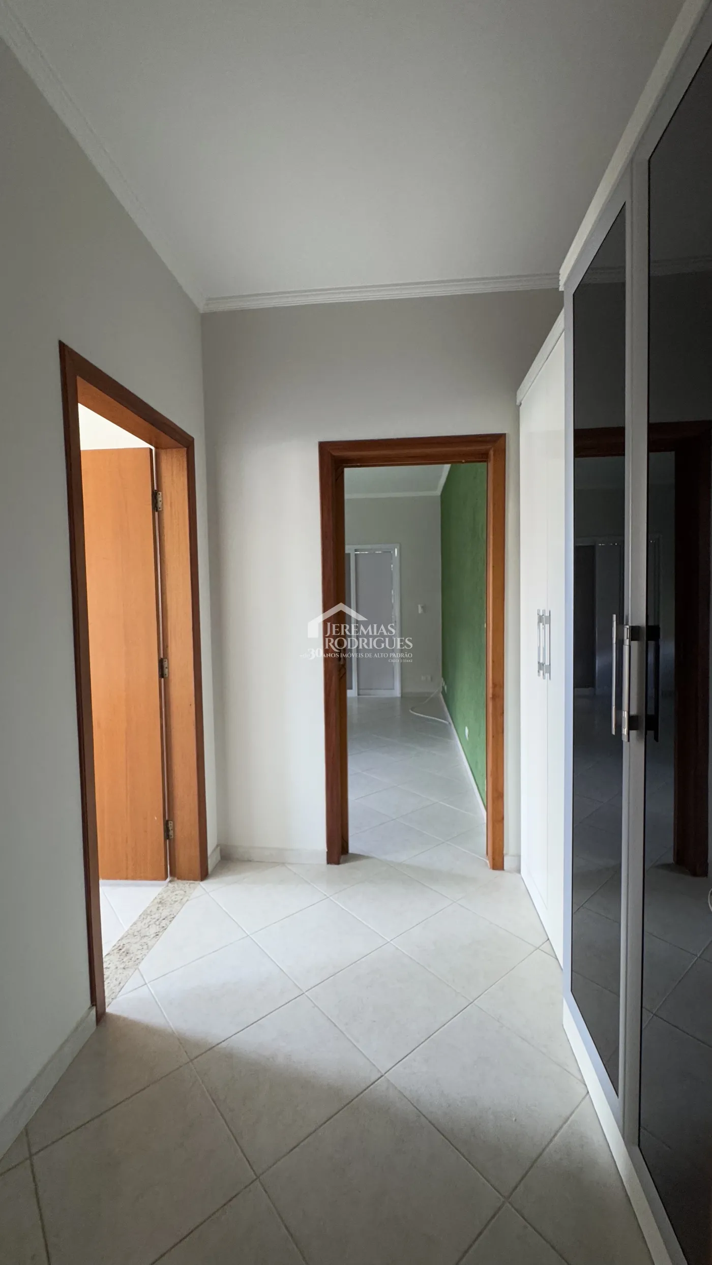 Casa para venda e locação com 4 dormitórios no Condomínio Real Ville I em Pindamonhangaba/SP.