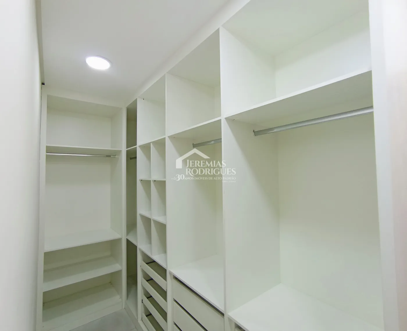 Casa para venda e locação com 3 dormitórios, no Condomínio Campos do Conde II em Tremembé/SP.