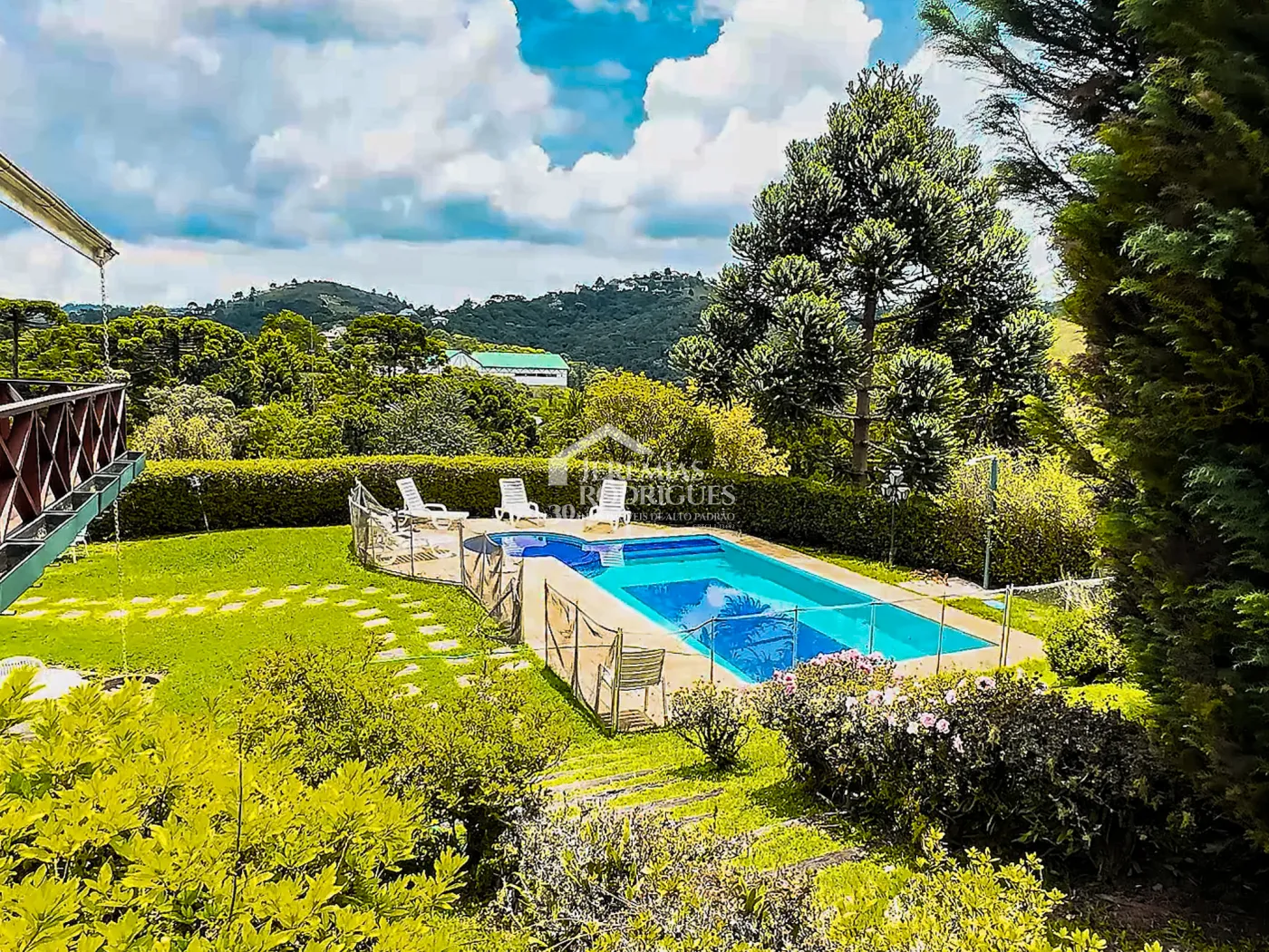 Casa à venda com 5 dormitórios no Condomínio Residencial Gran Ville em Campos do Jordão/SP.