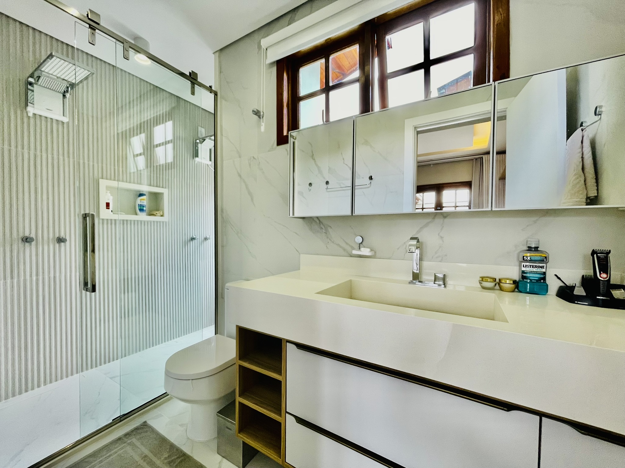 Casa à venda com 3 dormitórios no Condomínio Portal dos Ipês em Taubaté/SP.
