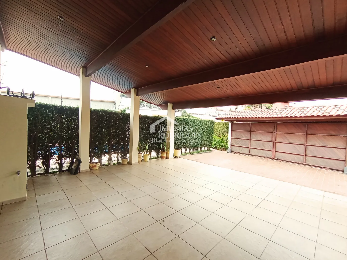 Casa para venda e locação com 3 suítes no bairro Parque das Flores em Taubaté/SP.