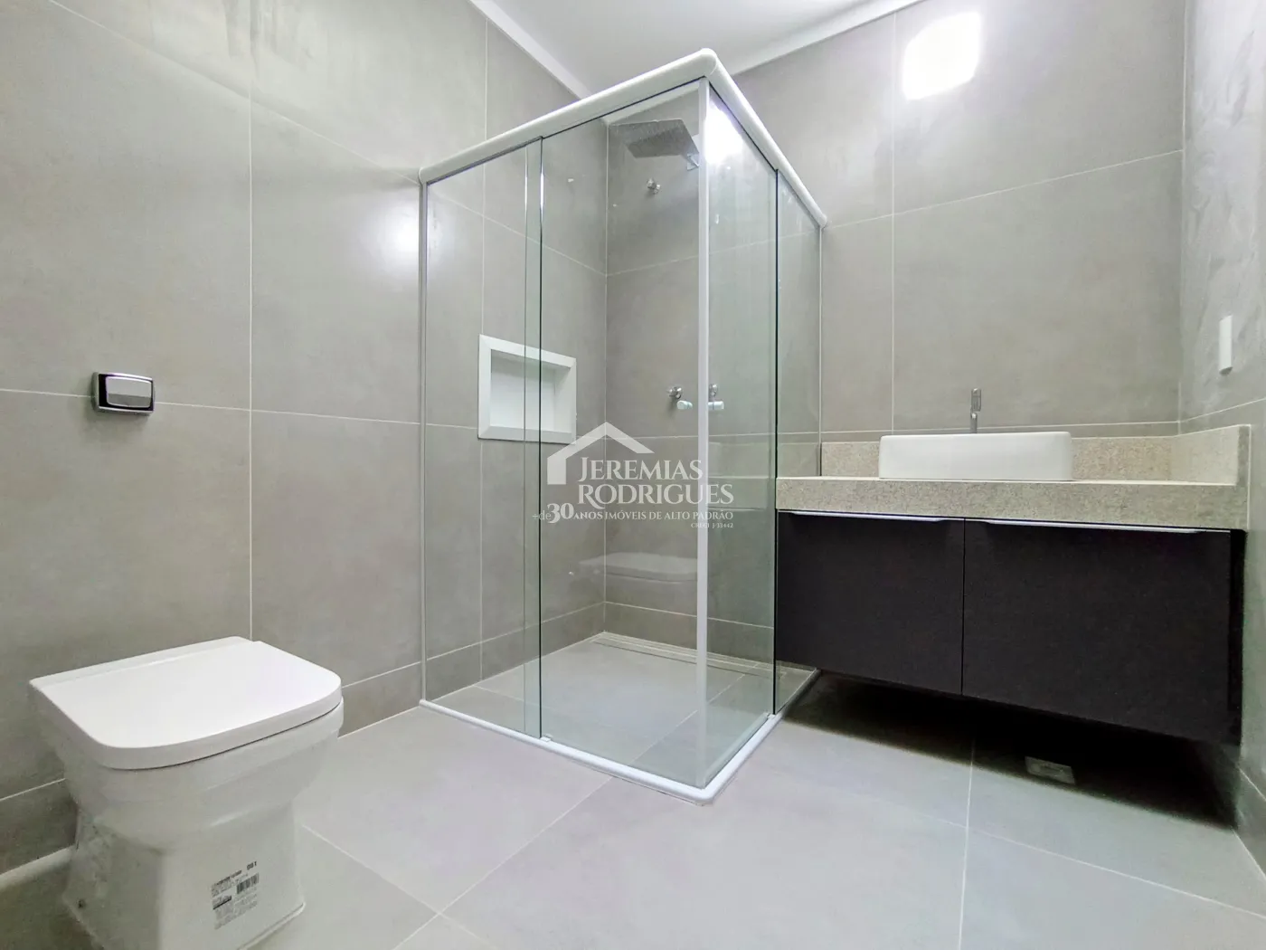 Casa à venda com 3 dormitórios no Condomínio Taubaté Village em Taubaté/SP.