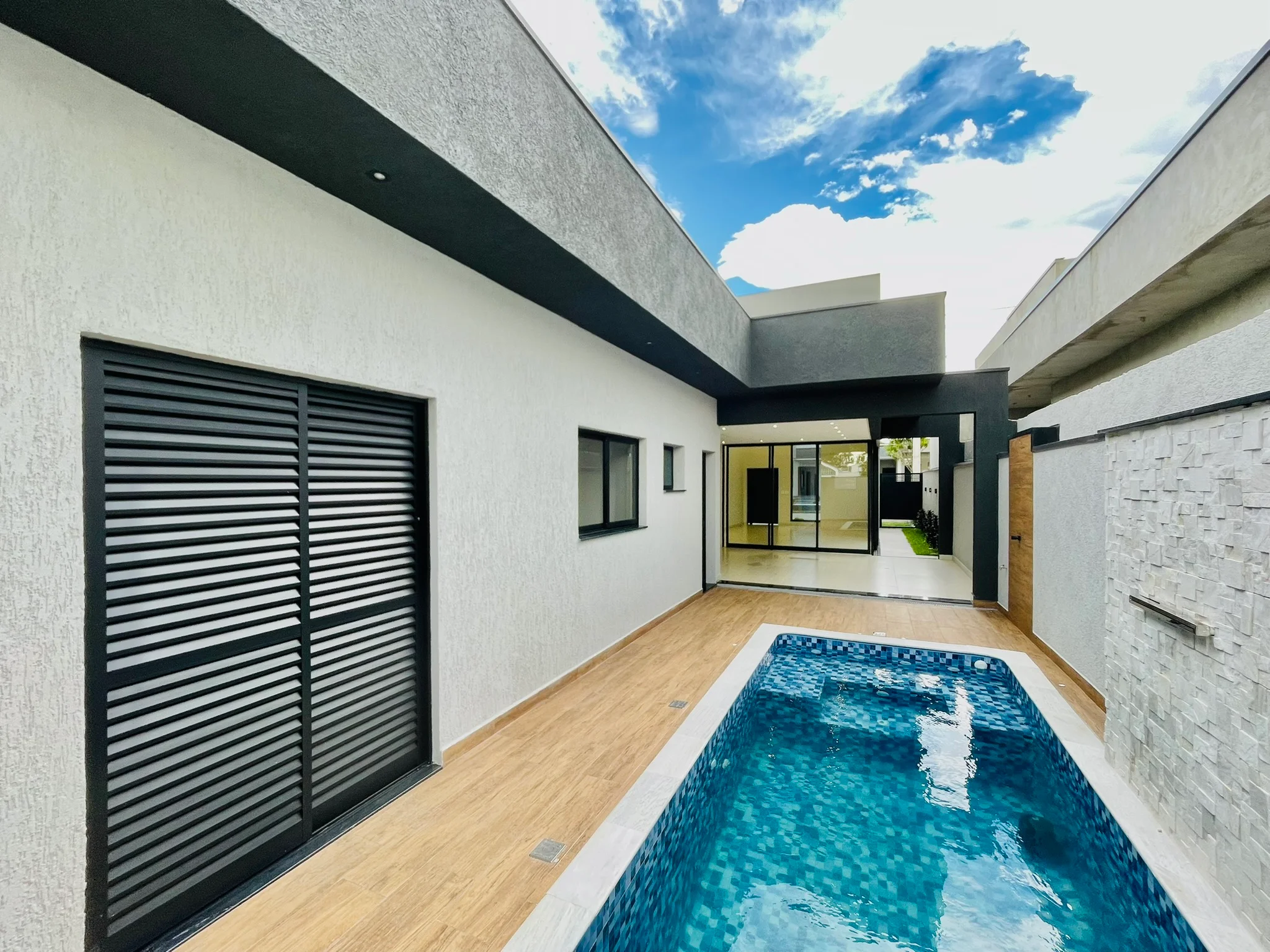 Casa à venda com 3 suítes no Condomínio Ouro Ville em Taubaté/SP. 