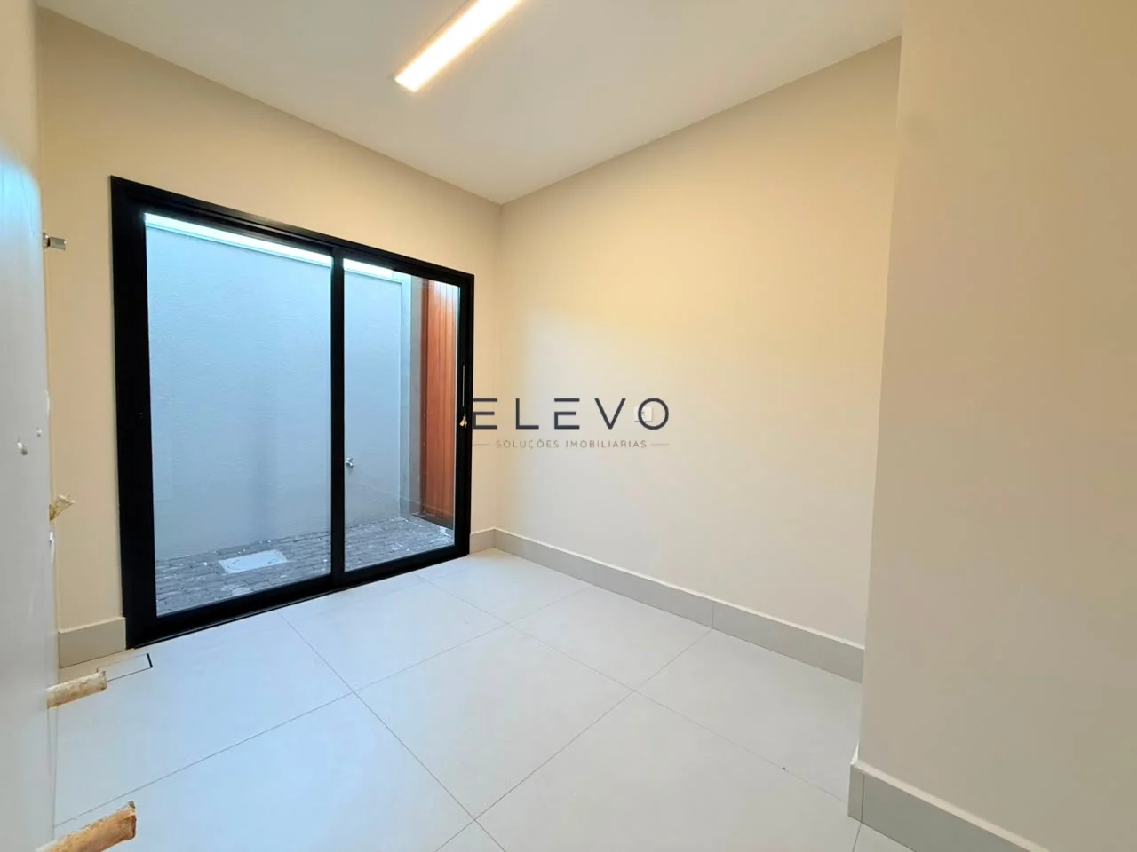 Casa Térrea à Venda no Condomínio Ouro Verde | 3 Suítes, Piscina e 237 m² em Sarandi-PR