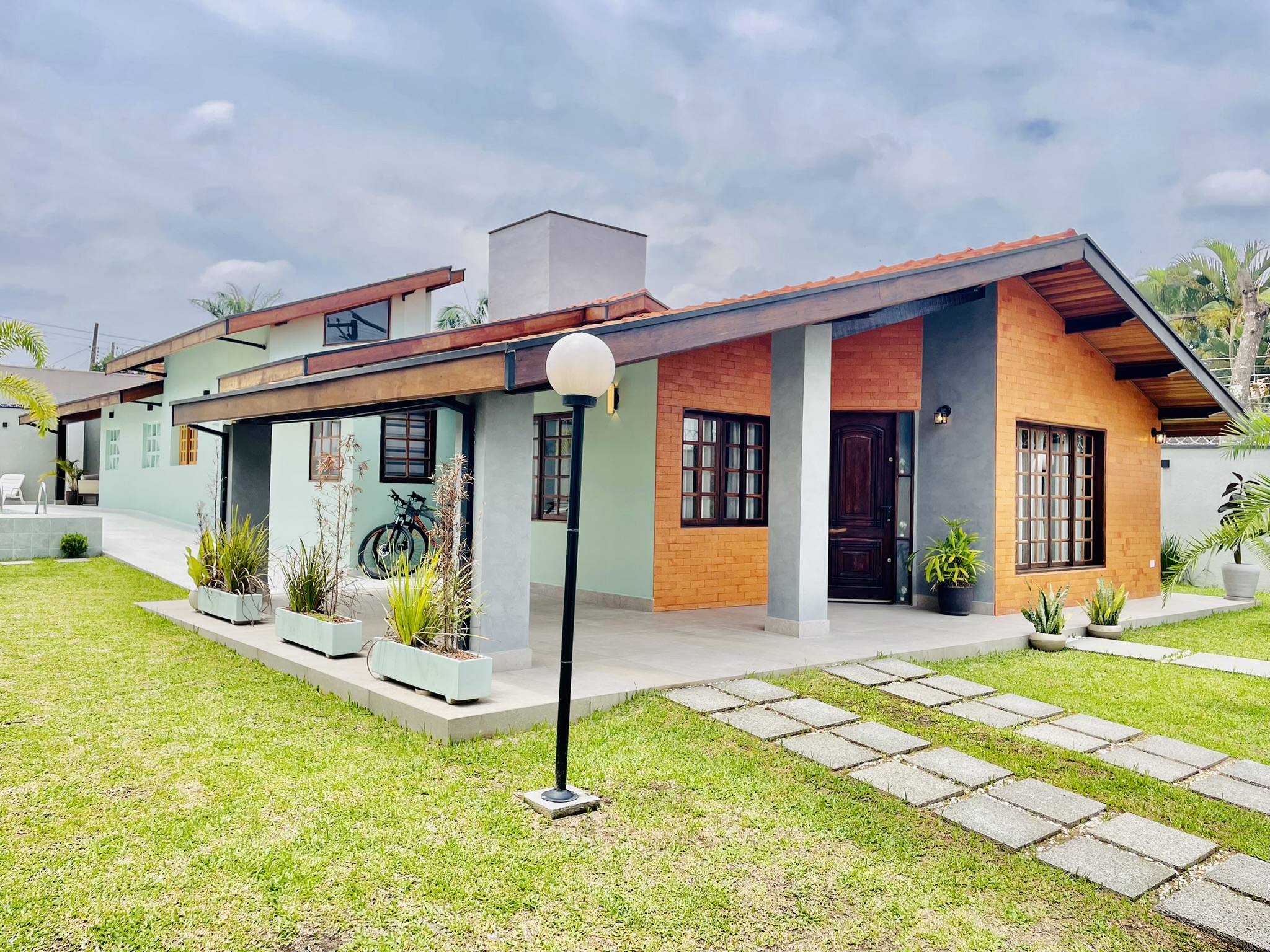 Casa à venda com 3 dormitórios no Condomínio Portal dos Ipês em Taubaté/SP.