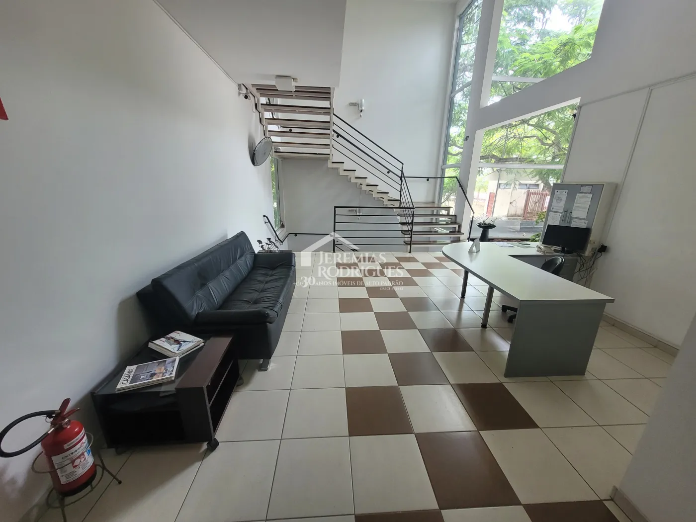 Três salas comerciais com 300 m² no Edifício Village Coworking em Pindamonhangaba/SP.