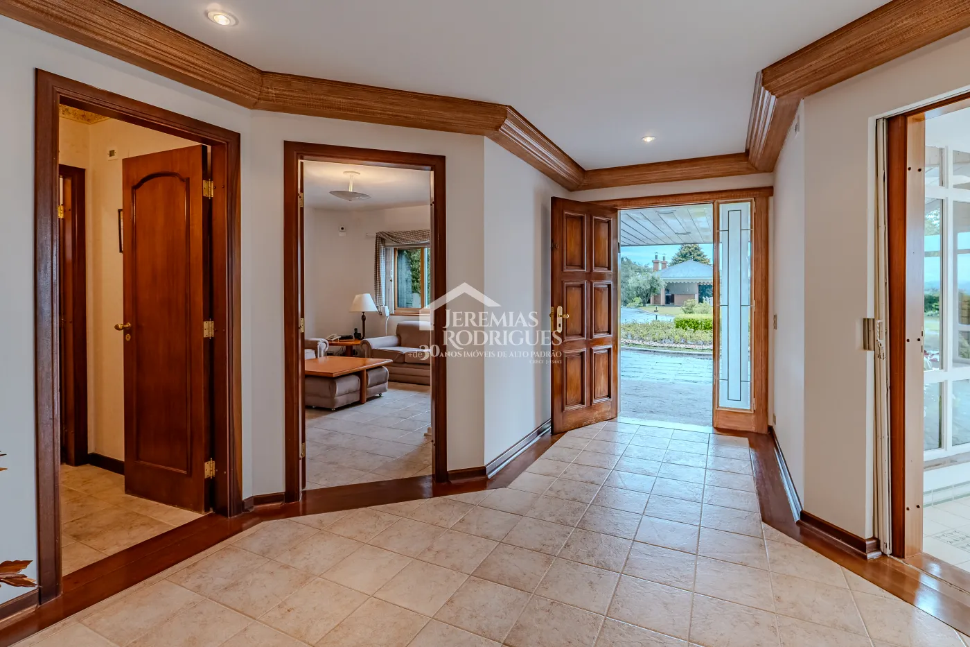 Casa com 4 suítes, 670 m² - Alto do Capivari - Campos do Jordão/SP.