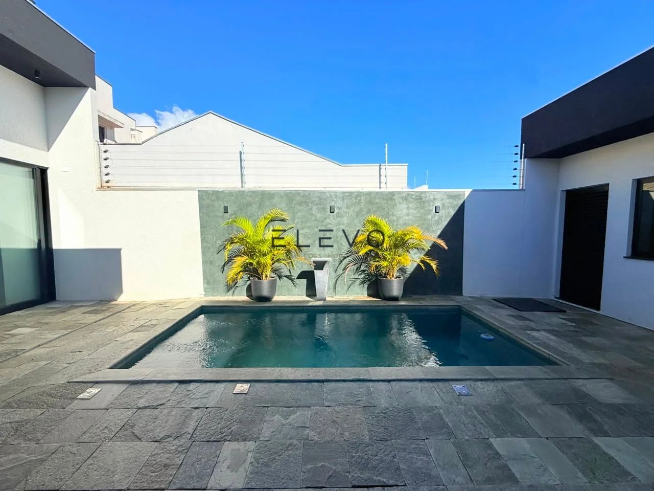 Casa Alto Padrão à Venda no Jardim Itália | 3 Suítes, Piscina Aquecida e Móveis Planejados