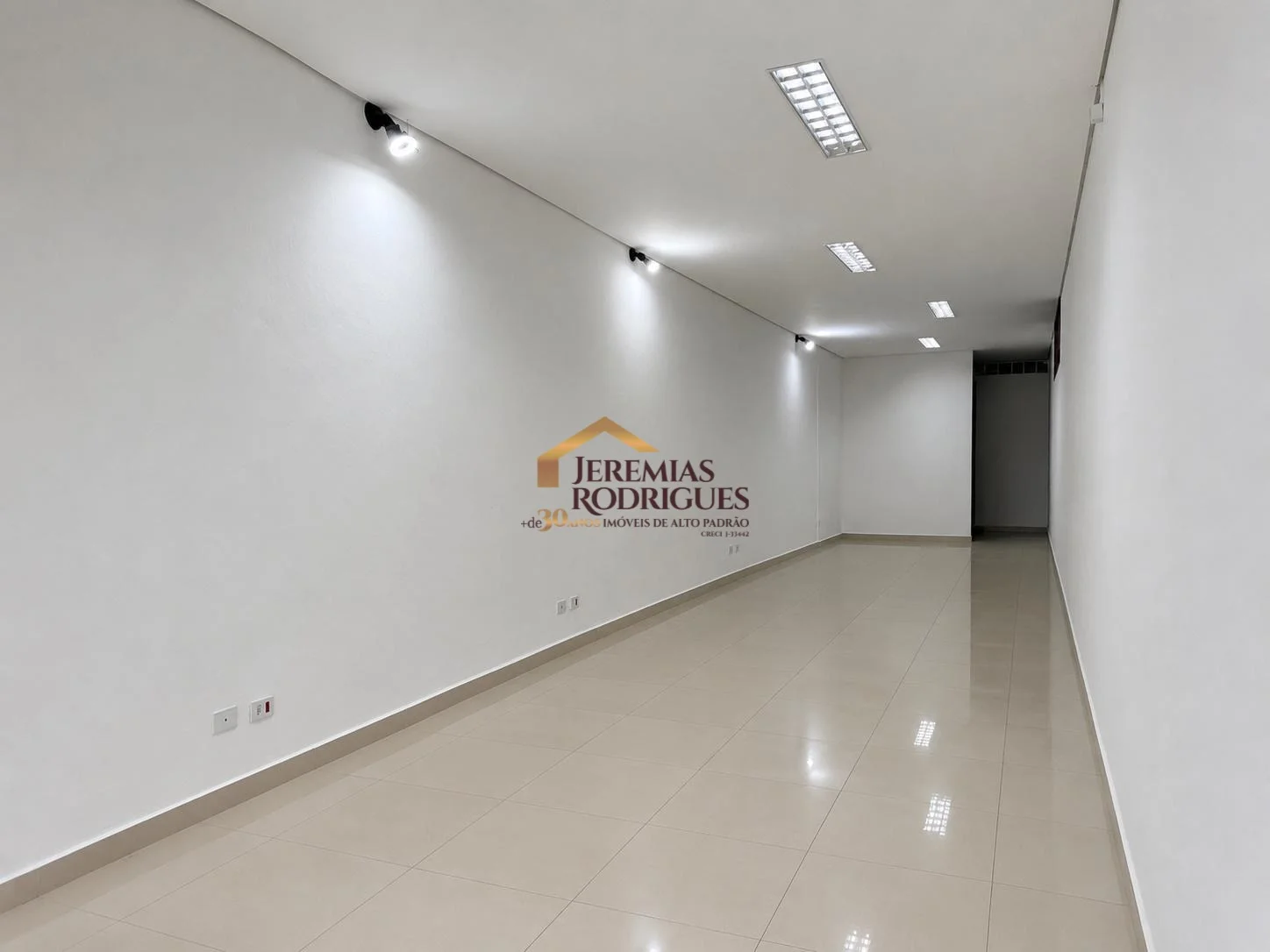 Ponto comercial para locação no centro em Taubaté/SP.