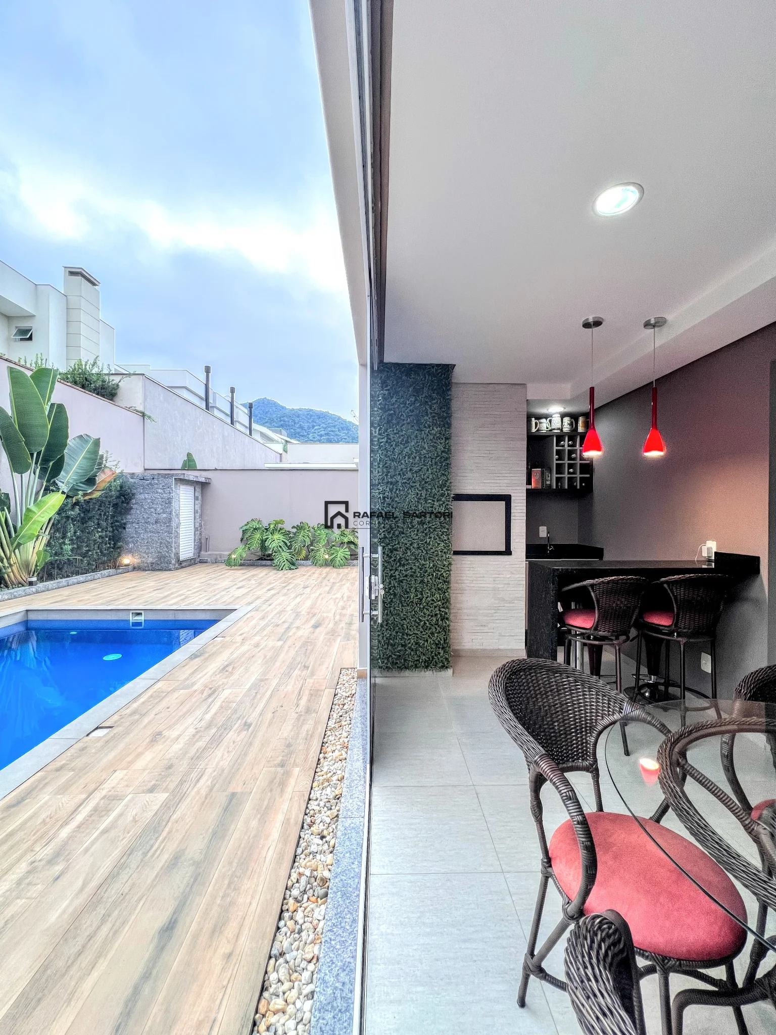 CASA COM 04 SUITES NO AMIZADE