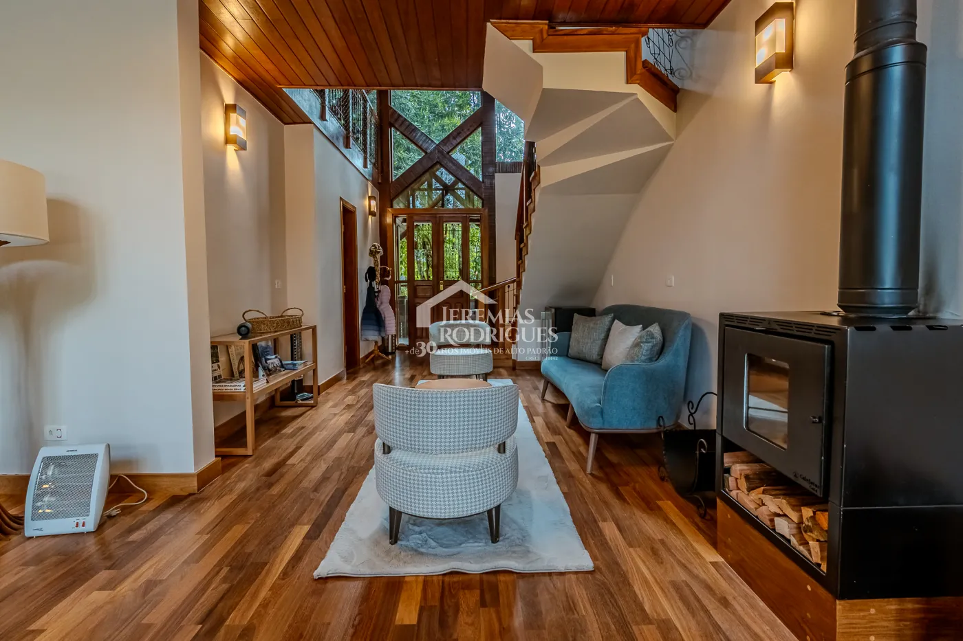 Casa à venda com 3 suítes no Condomínio Reserva Figueiredo em Campos do Jordão/SP.