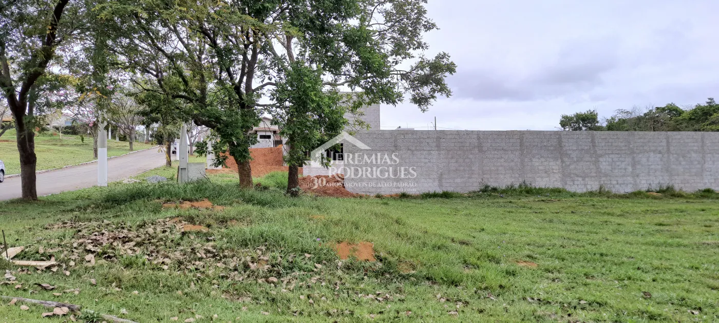 Terreno à venda com 635 m² no Condomínio Altos do Cataguá em Taubaté/SP.