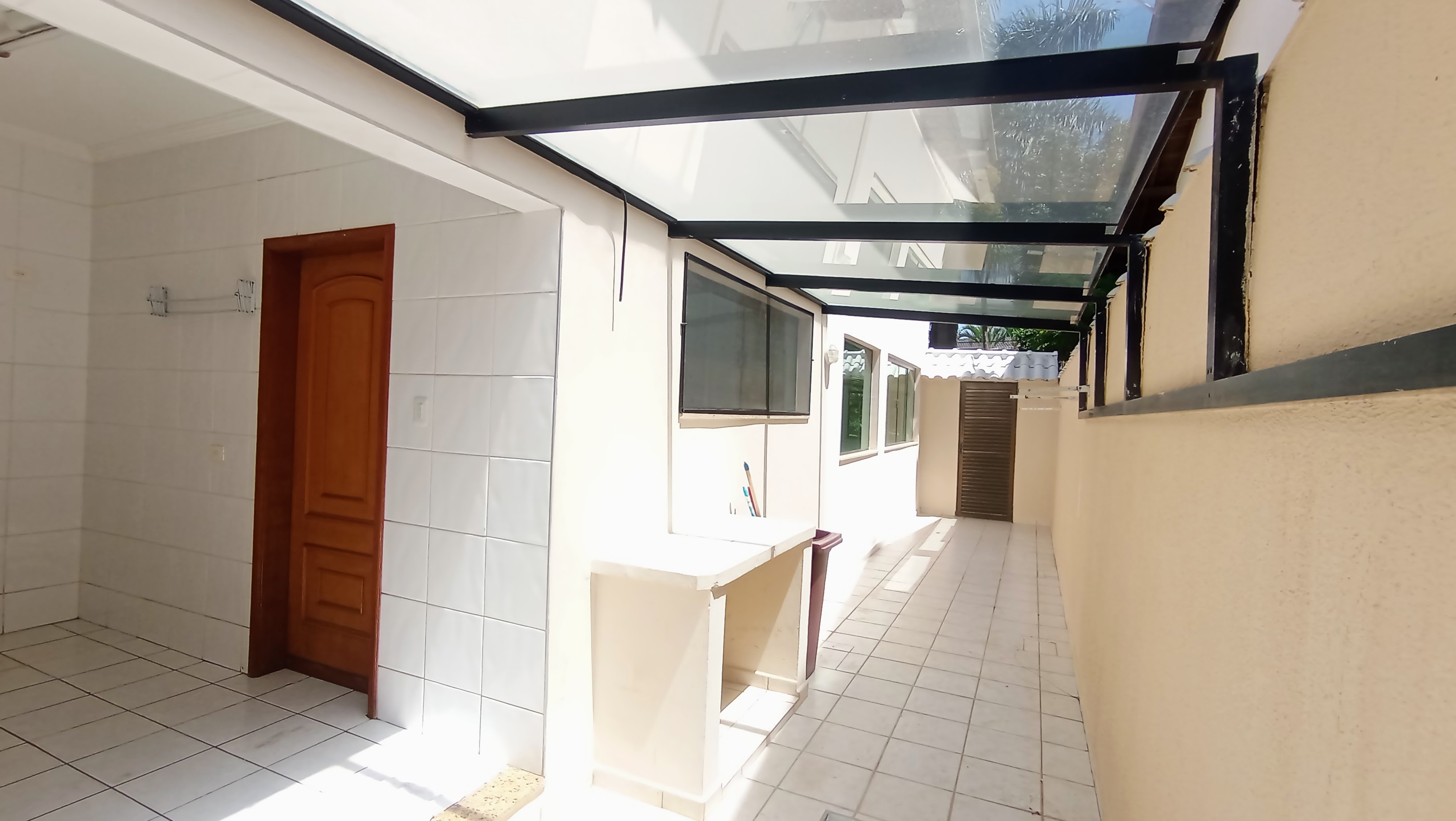 Casa à venda com 3 dormitórios no Condomínio Taubaté Village em Taubaté/SP.