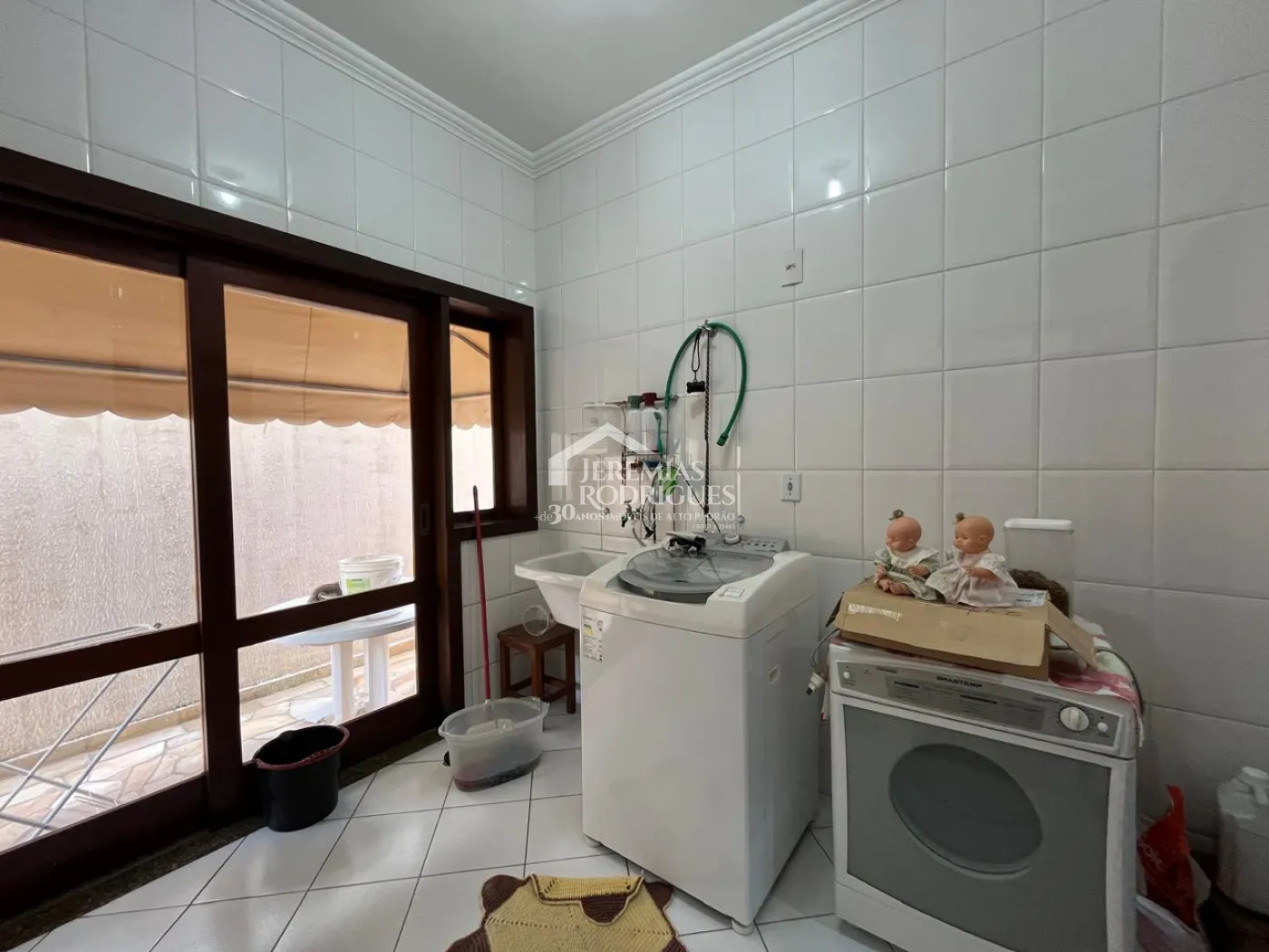 Casa à venda com 4 suítes no Condomínio Taubaté Village em Taubaté/SP.