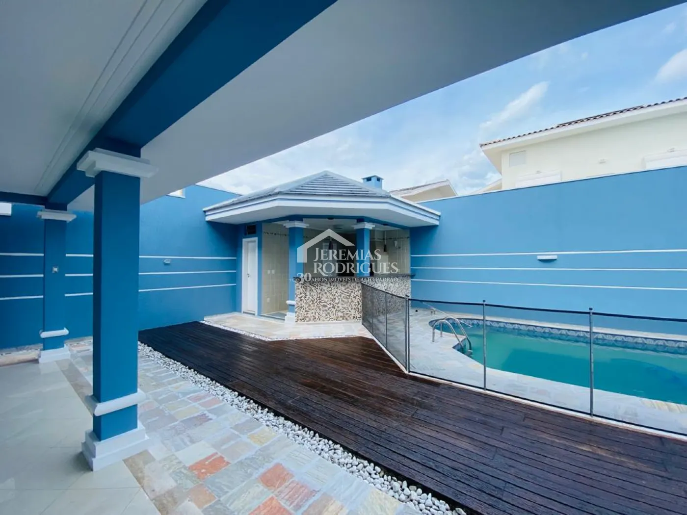 Casa à venda com 4 suítes no Condomínio Taubaté Village em Taubaté/SP. 