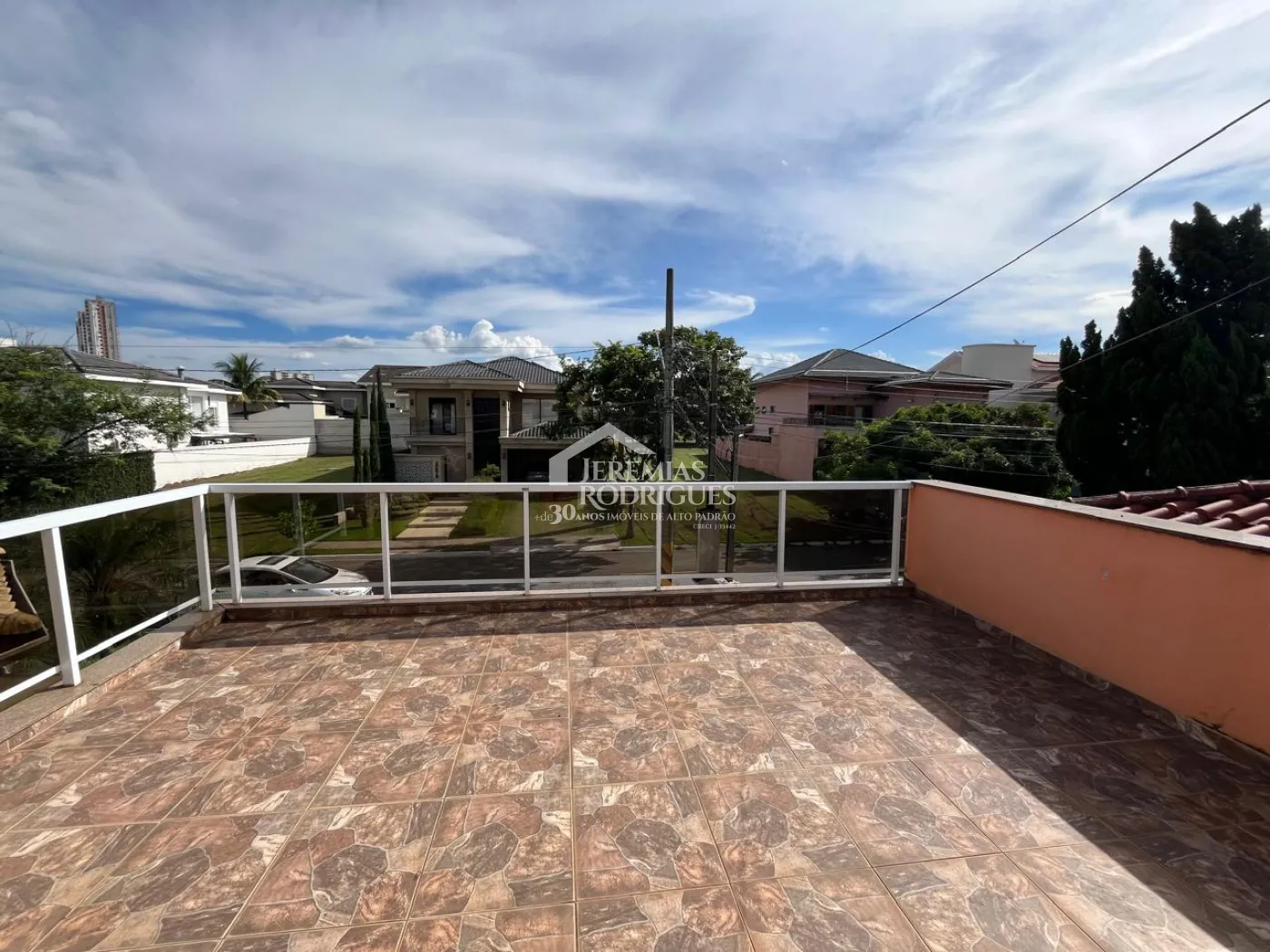 Casa à venda com 4 suítes no Condomínio Taubaté Village em Taubaté/SP.