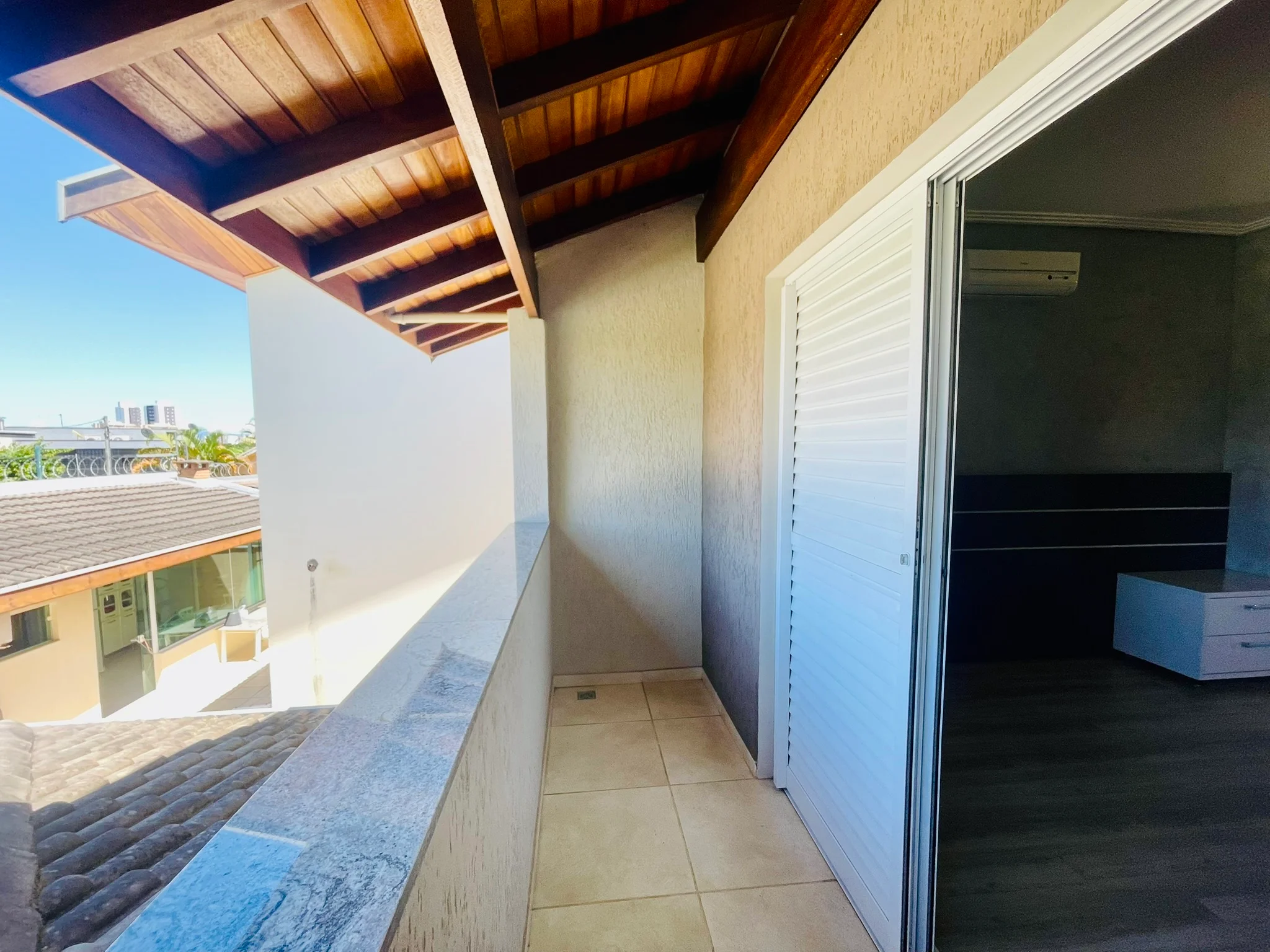 Casa à venda com 4 dormitórios no Condomínio Campos do Conde III em Tremembé/SP. 