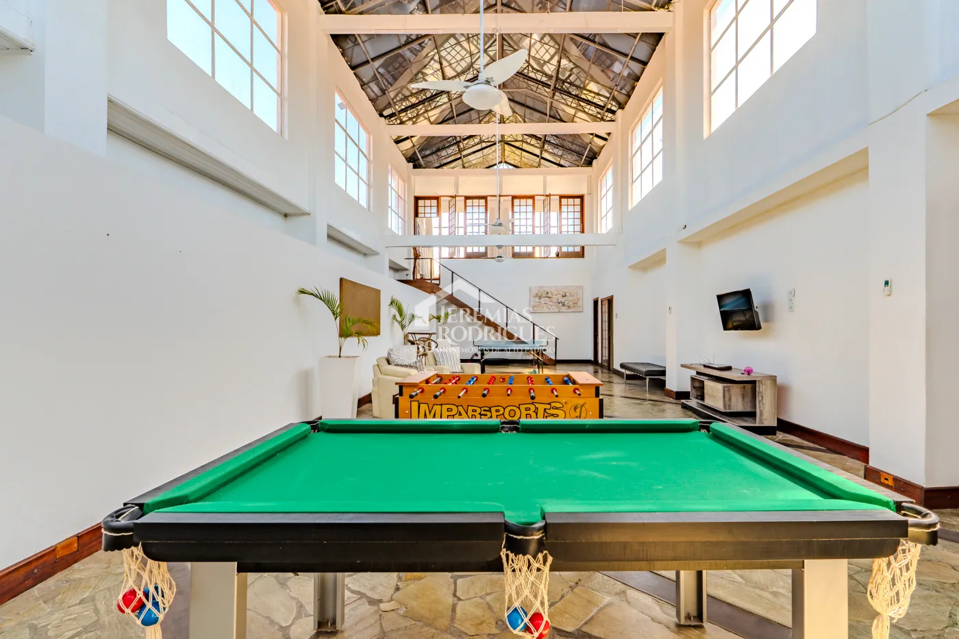 A Imobiliária Jeremias Rodrigues Imóveis de Alto Padrão disponibiliza para venda essa casa no Condomínio Morada do Visconde em Tremembé/SP.