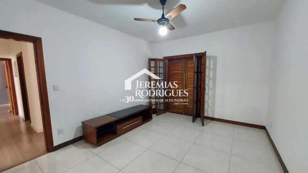 Casa térrea com 5 dorm - Condomínio Village Paineiras.