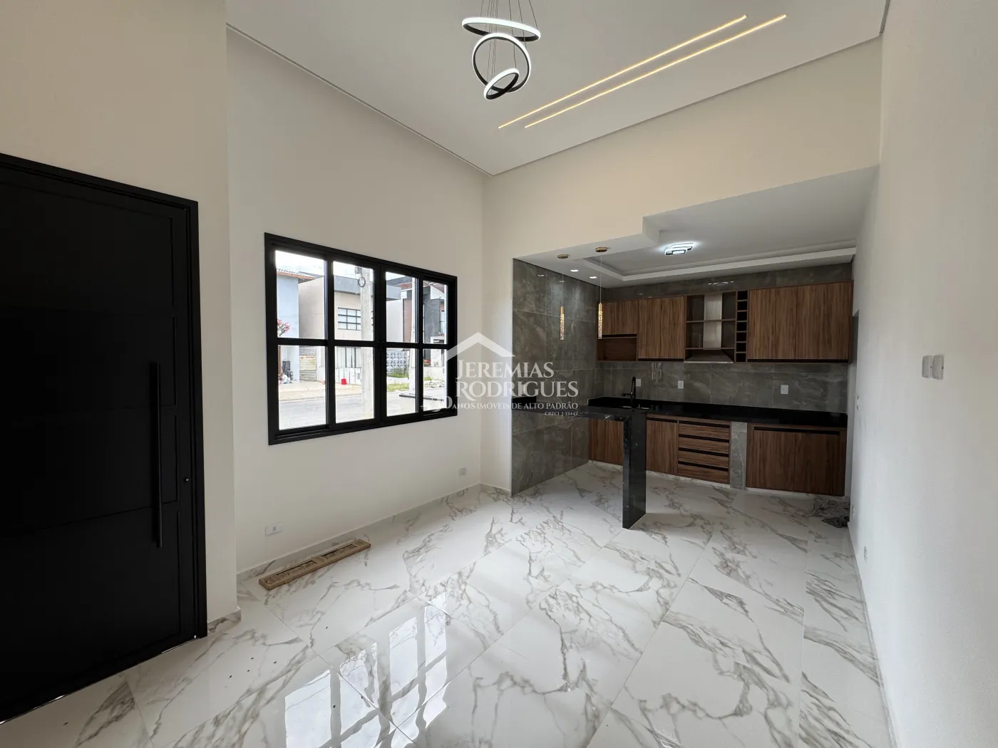 Casa à venda com 3 dormitórios no Condomínio Residencial Laguna em Pindamonhangaba/SP.