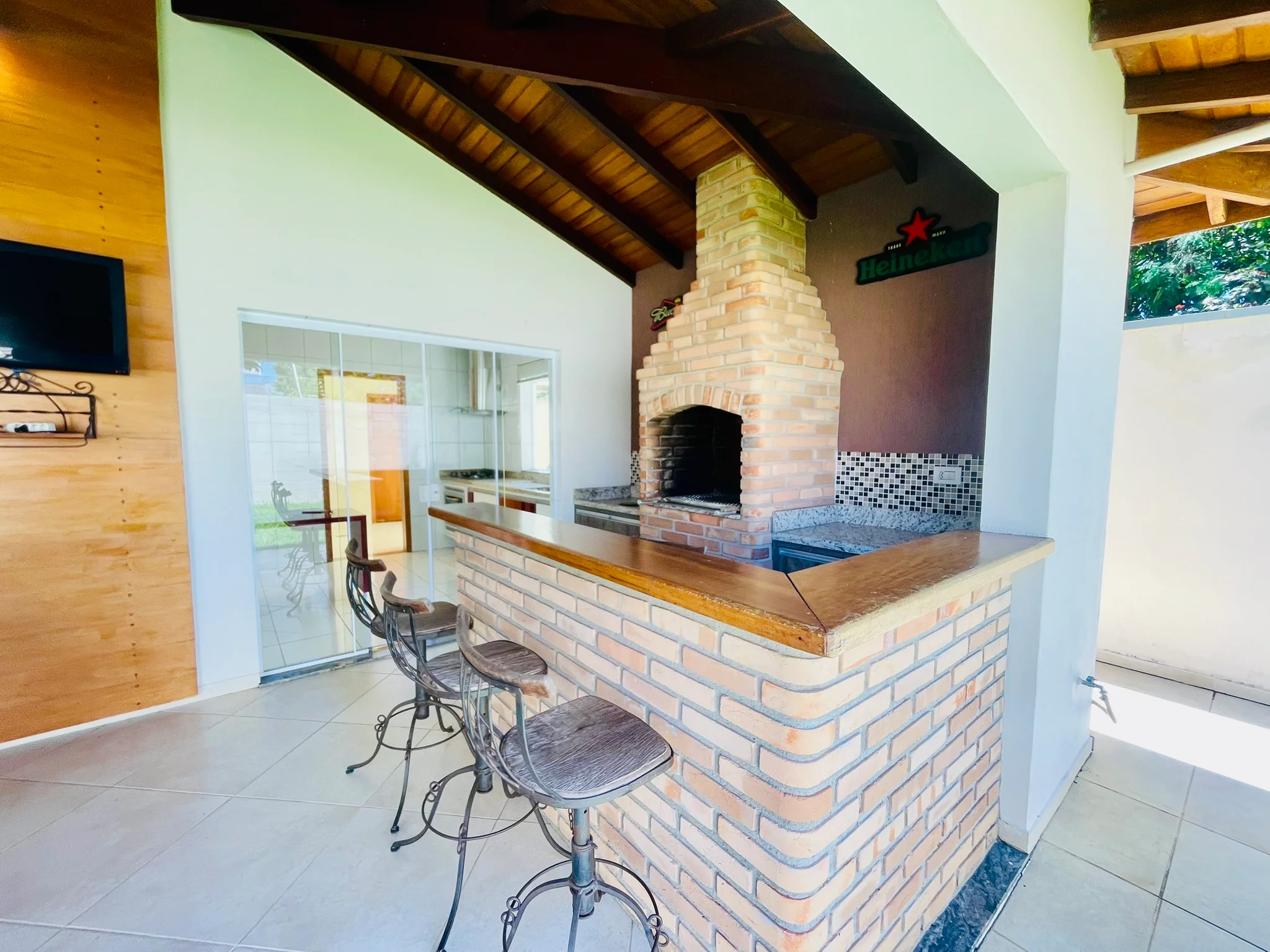 Casa à venda com 4 dormitórios no Condomínio Campos do Conde III em Tremembé/SP. 