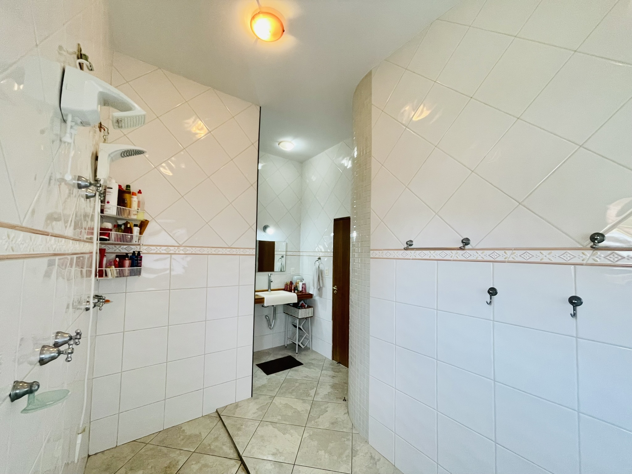Casa à venda com 4 dormitórios no Condomínio Jardim das Hortênsias em Taubaté/SP.