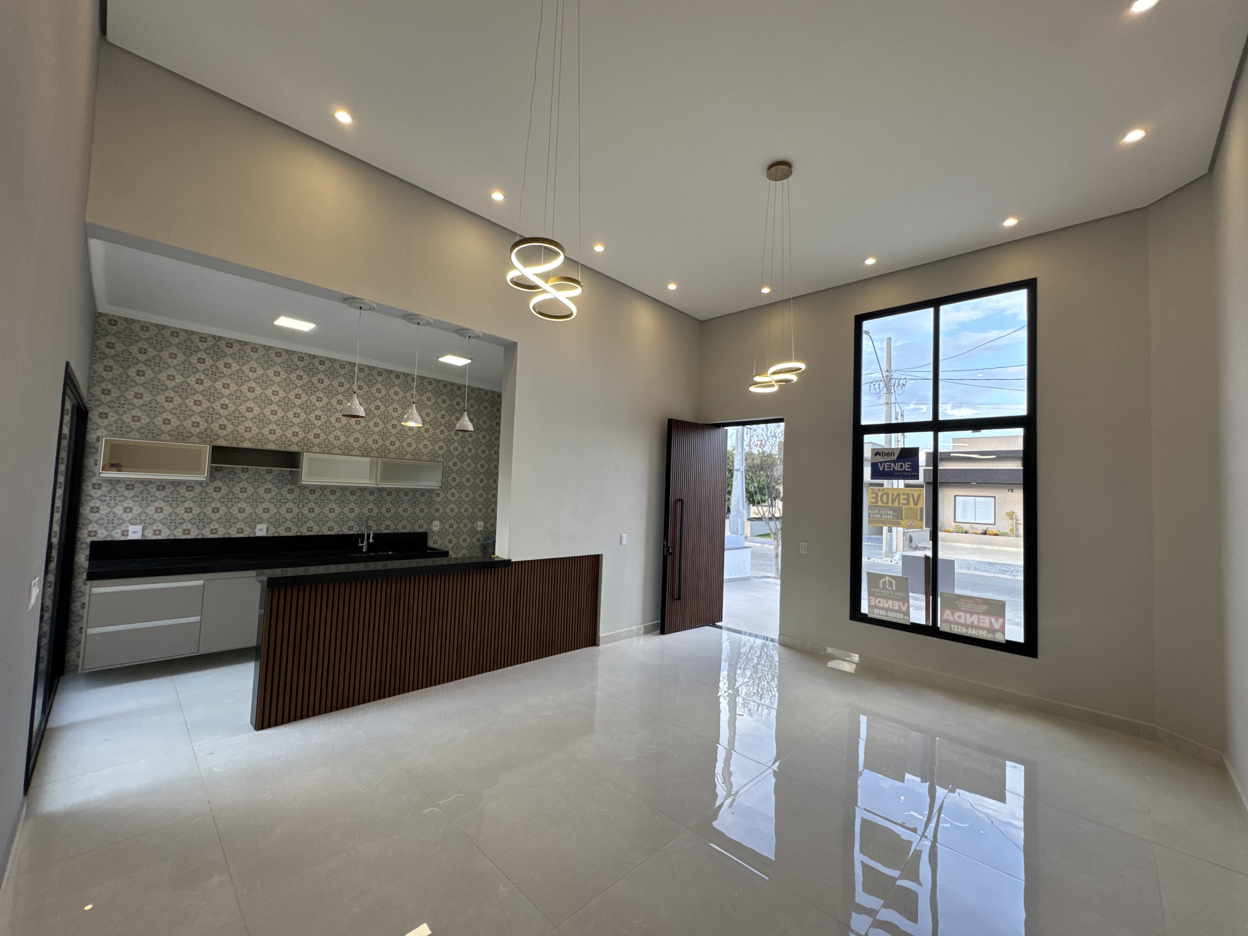 Casa à venda com 3 dormitórios no Condomínio Laguna em Pindamonhangaba/SP.
