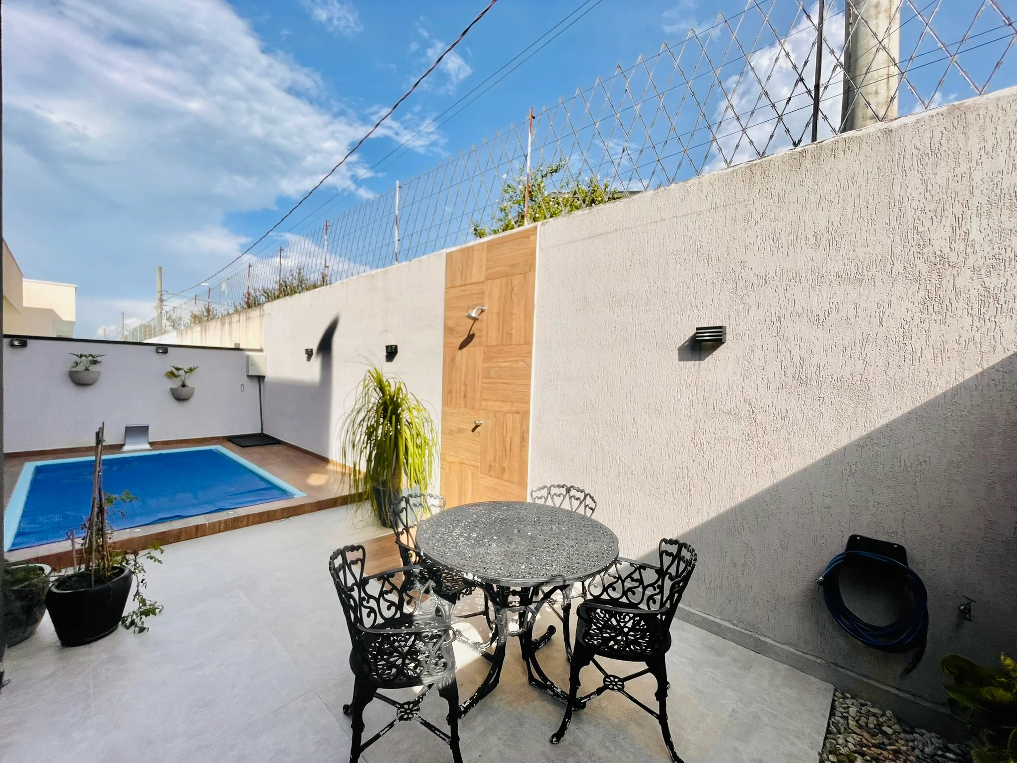 Casa à venda com 4 suítes no Condomínio Tecoara em Taubaté/SP.