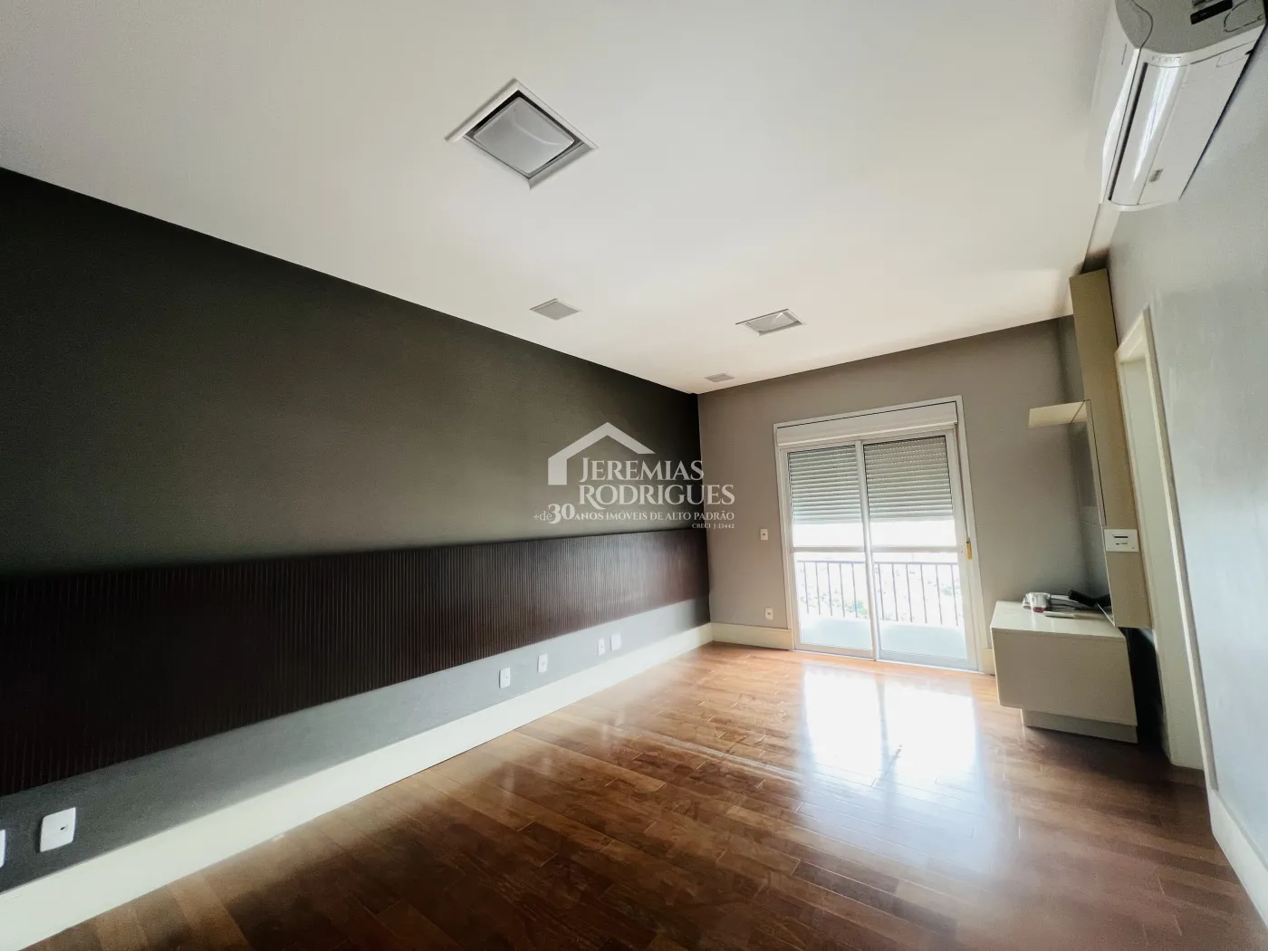 Apartamento à venda com 3 suítes no Edifício Des Arts em Taubaté/SP.