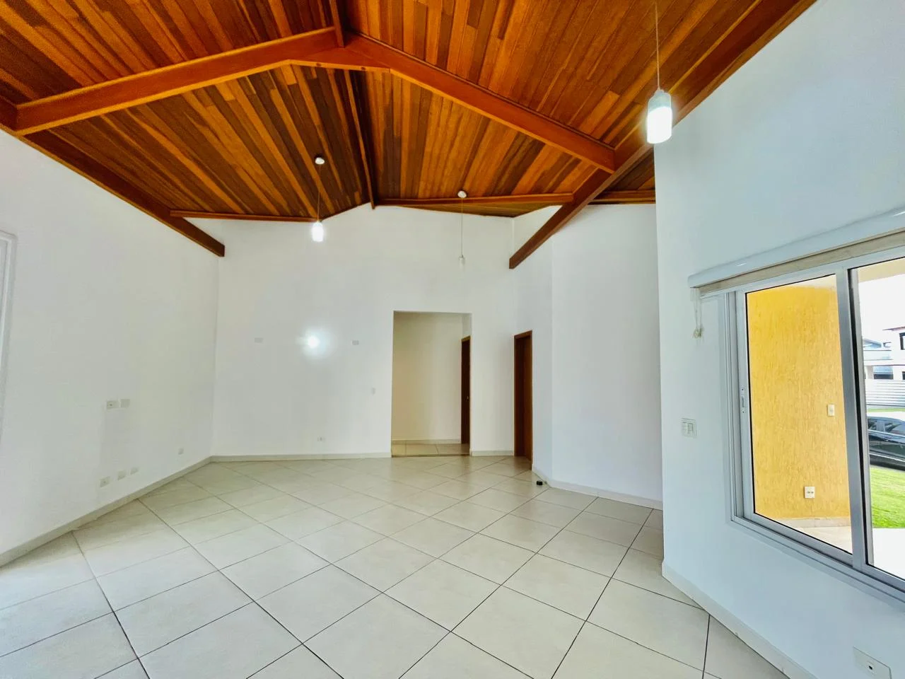 Casa para locação e venda no Condomínio Real Ville em Pindamonhangaba/SP.