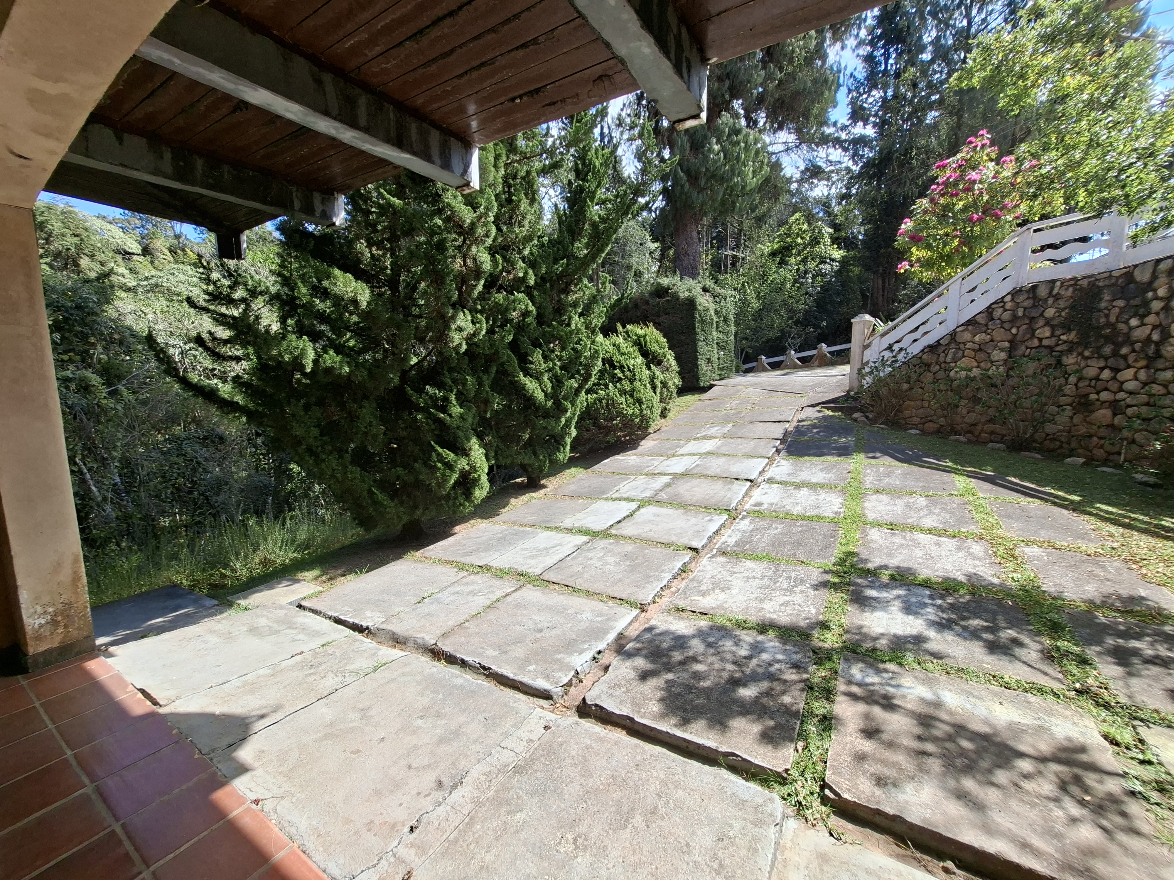 Casa para locação com 3 dormitórios no Morro do Elefante em Campos do Jordão/SP.
