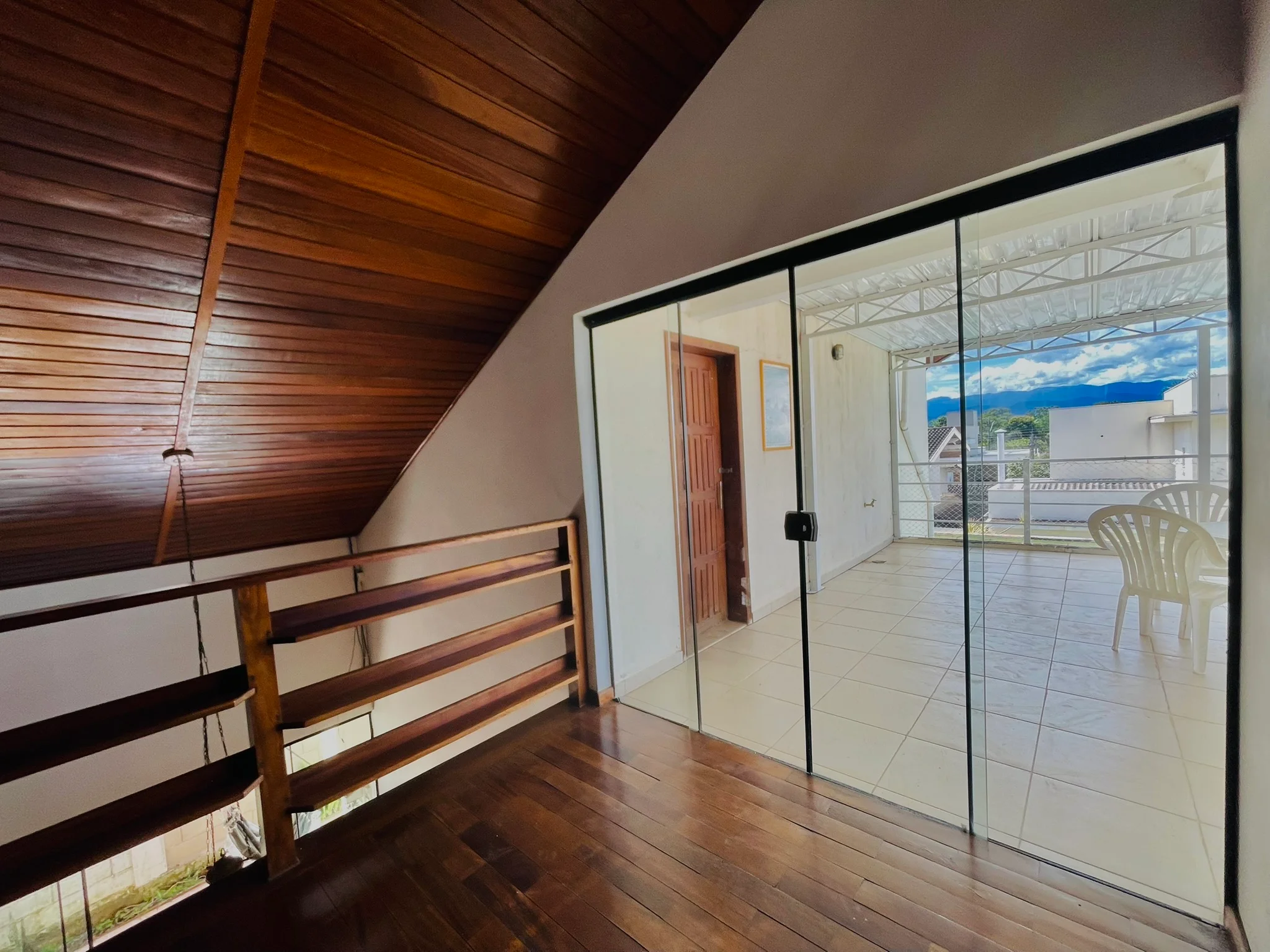 Casa à venda com 4 dormitórios no Condomínio Real Ville em Pindamonhangaba/SP. 