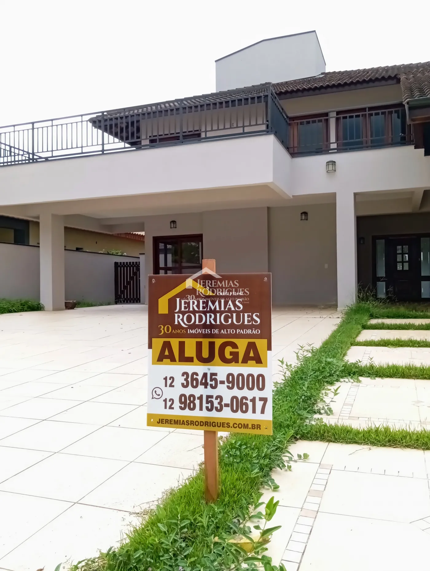 Casa à venda e locação com 4 suítes no Condomínio Colonial Village I em Pindamonhangaba/SP.
