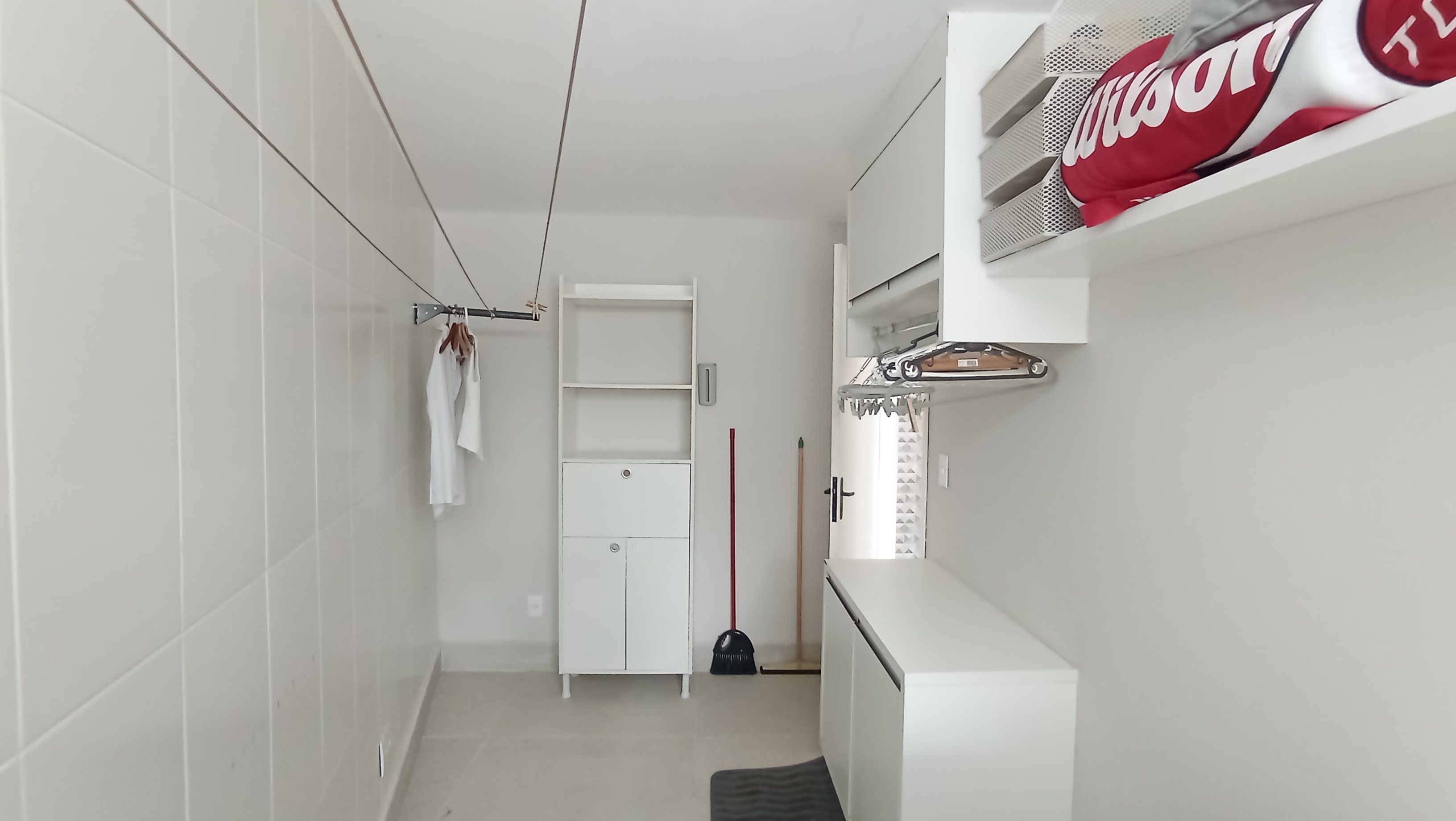 Casa à venda com 3 dormitórios no Condomínio Portal do Sol em Tremembé/SP.