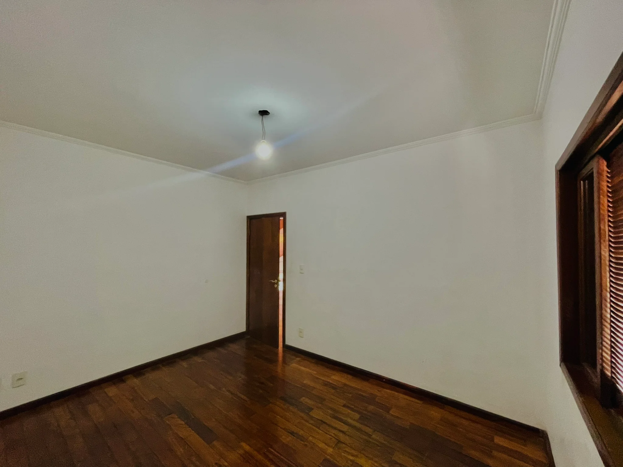 Casa à venda com 4 dormitórios no Condomínio Real Ville em Pindamonhangaba/SP. 