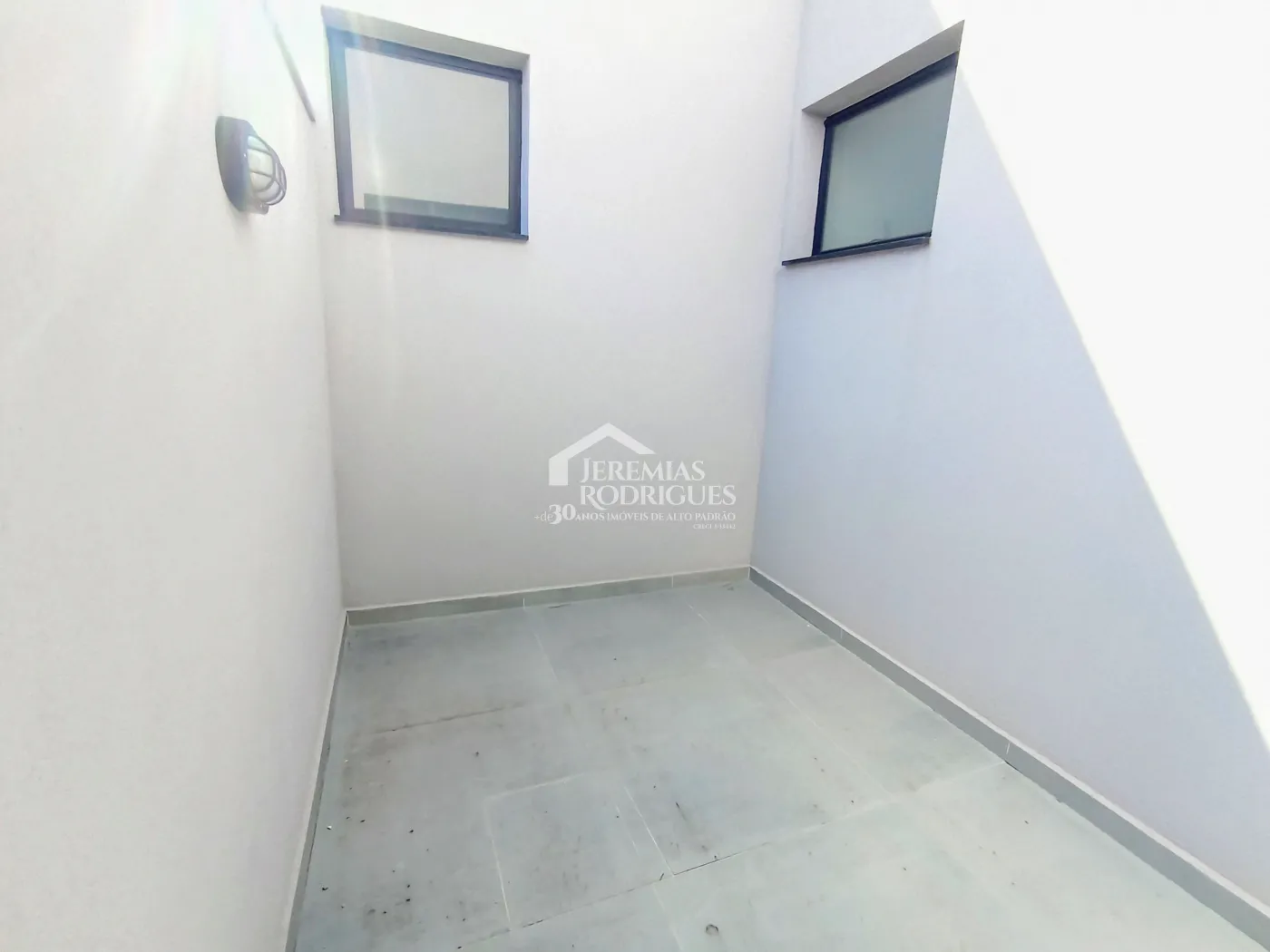 Casa à venda com 3 suítes no Condomínio Campos do Conde II em Tremembé/SP.