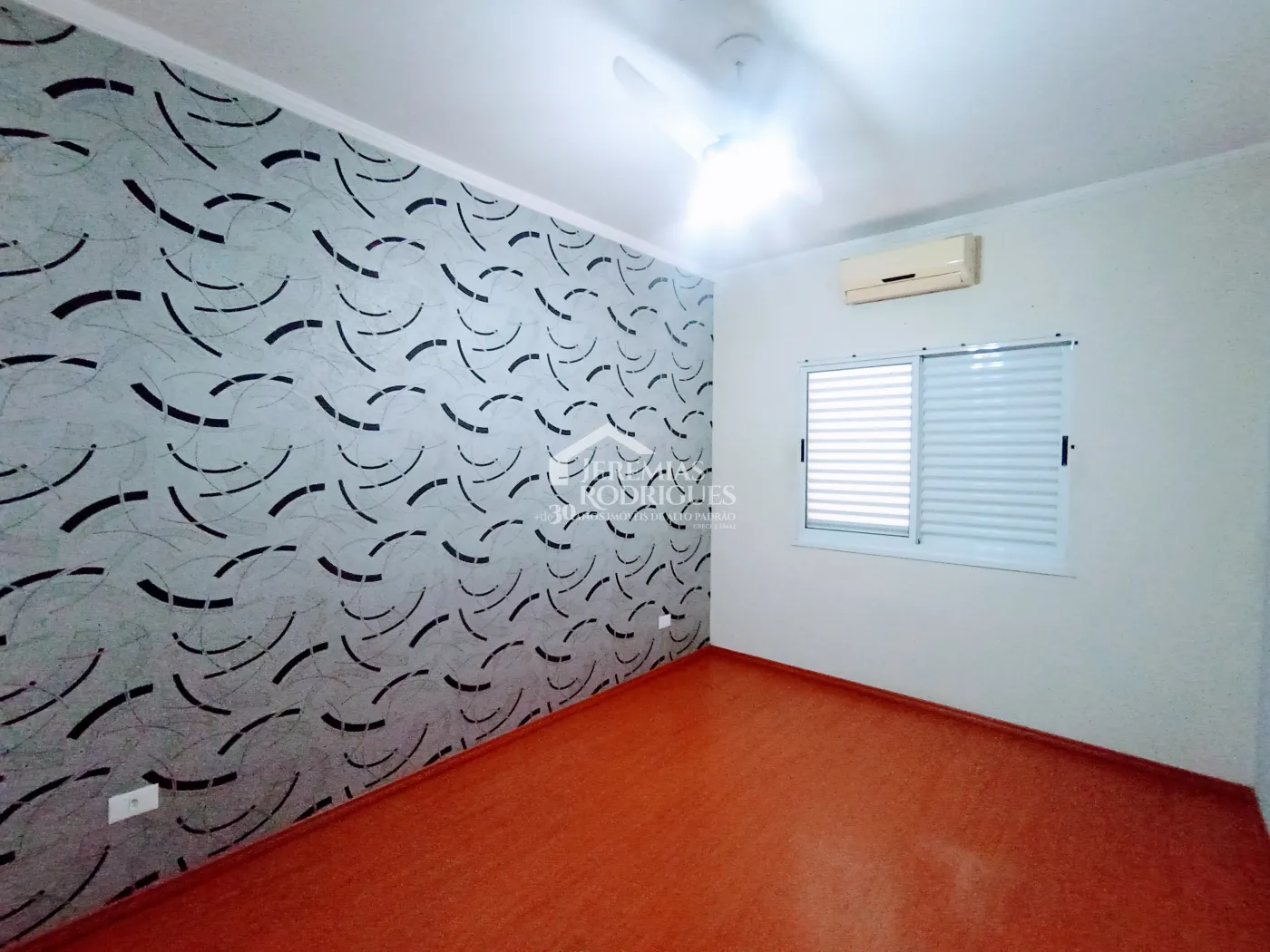 Casa à venda com 3 dormitórios no Condomínio Vale dos Príncipes em Taubaté/SP.