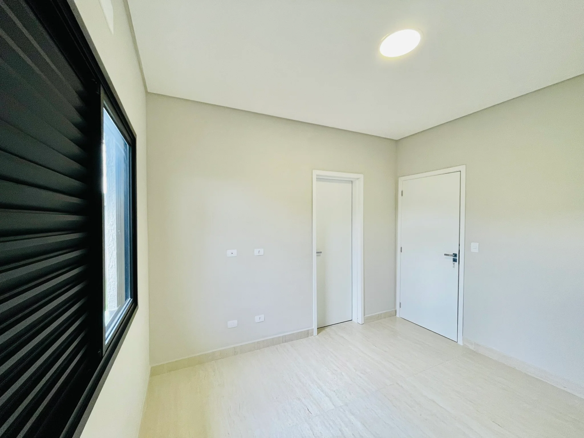 Casa à venda com 3 suítes no Condomínio Ouro Ville em Taubaté/SP. 