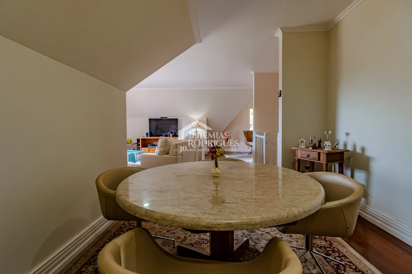 Casa para venda e locação com 5 suítes no Jardim Véu da Noiva em Campos do Jordão/SP